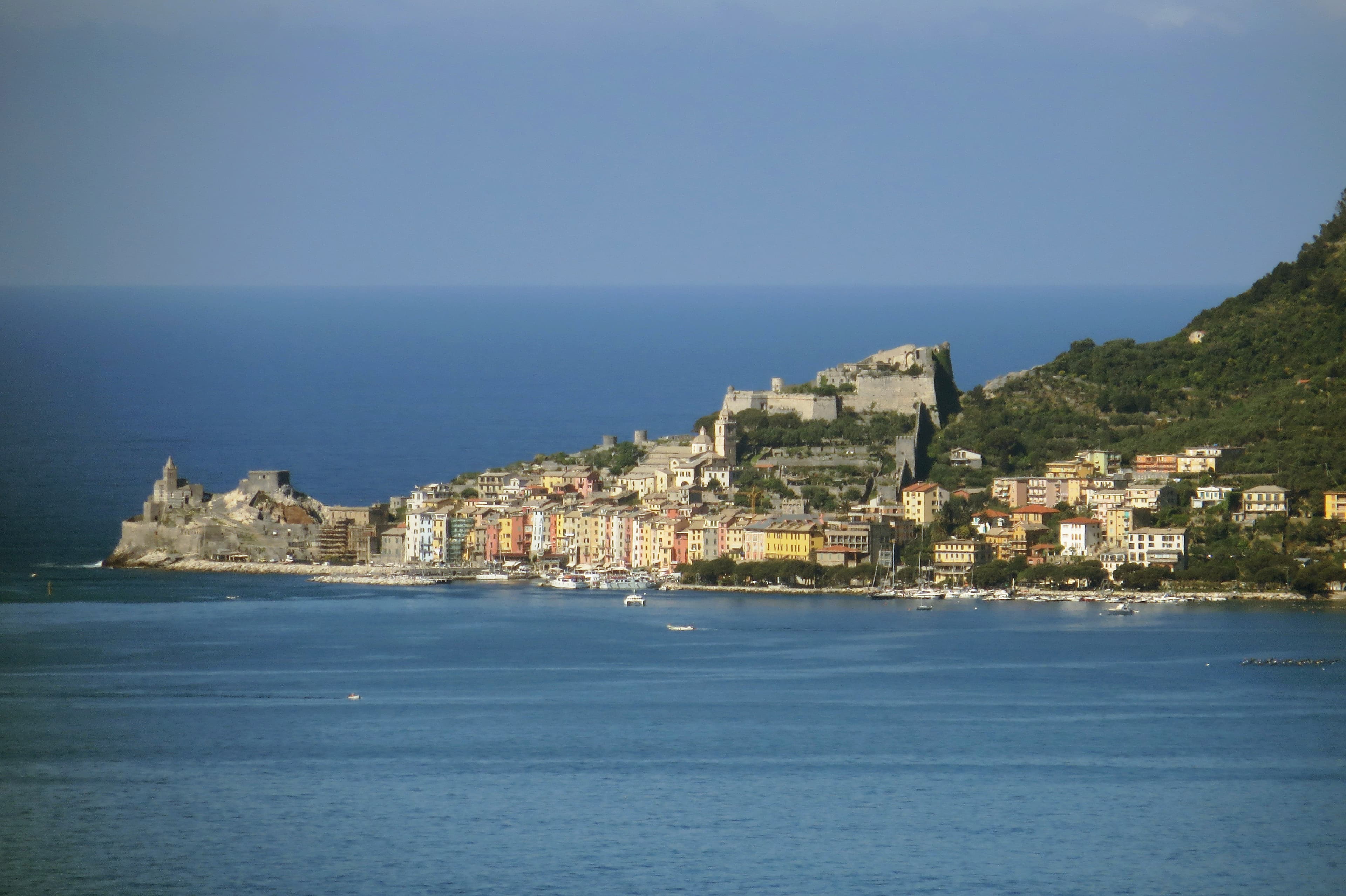 Photo: Aconcagua (talk), CC BY-SA 3.0, via Wikimedia Commons (https://commons.wikimedia.org/wiki/File:Porto_Venere_from_Lerici.jpg)