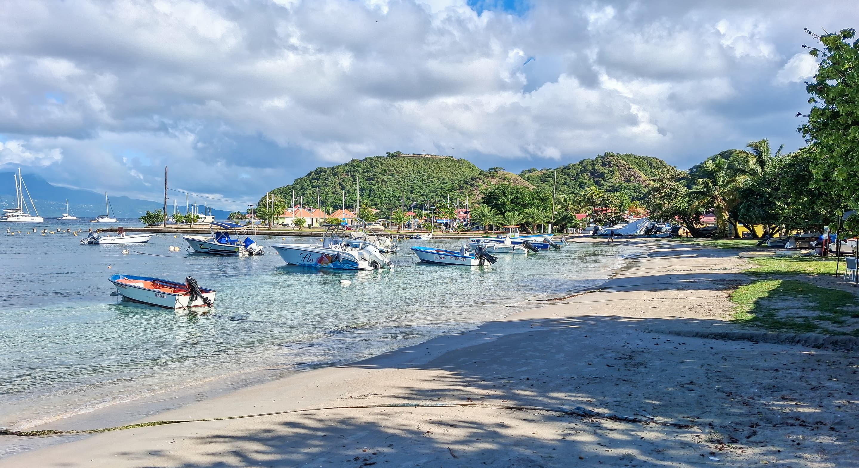 Photo: Tournasol7, CC BY 4.0, via Wikimedia Commons (https://commons.wikimedia.org/wiki/File:Plage_du_Fond_du_Cure_(3).jpg)