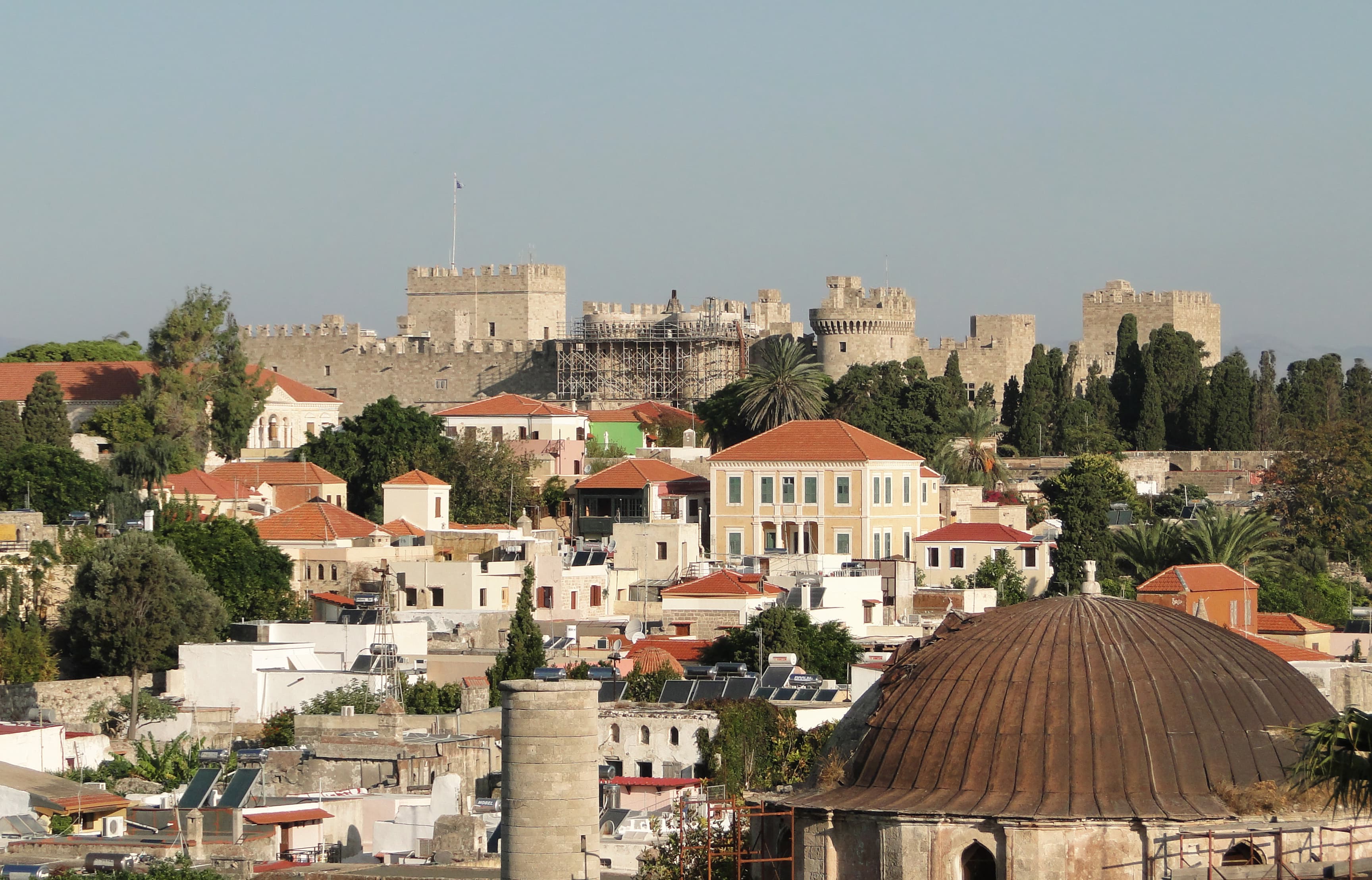 Photo: Bernard Gagnon, CC BY-SA 4.0, via Wikimedia Commons (https://commons.wikimedia.org/wiki/File:Medieval_City_of_Rhodes_03.jpg)