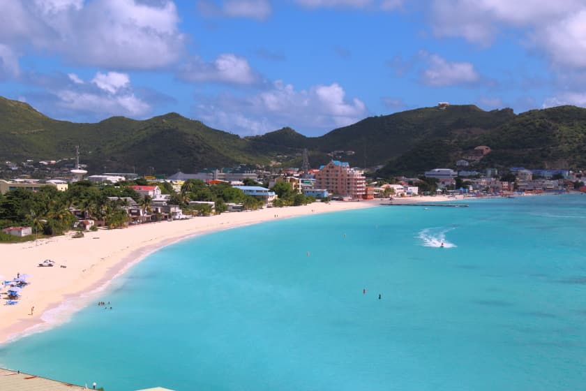 Photo: Clavius66, CC BY-SA 3.0, via Wikimedia Commons (https://commons.wikimedia.org/wiki/File:Philipsburg_and_the_Great_Bay,_Sint_Maarten,_Caribbean.jpg)