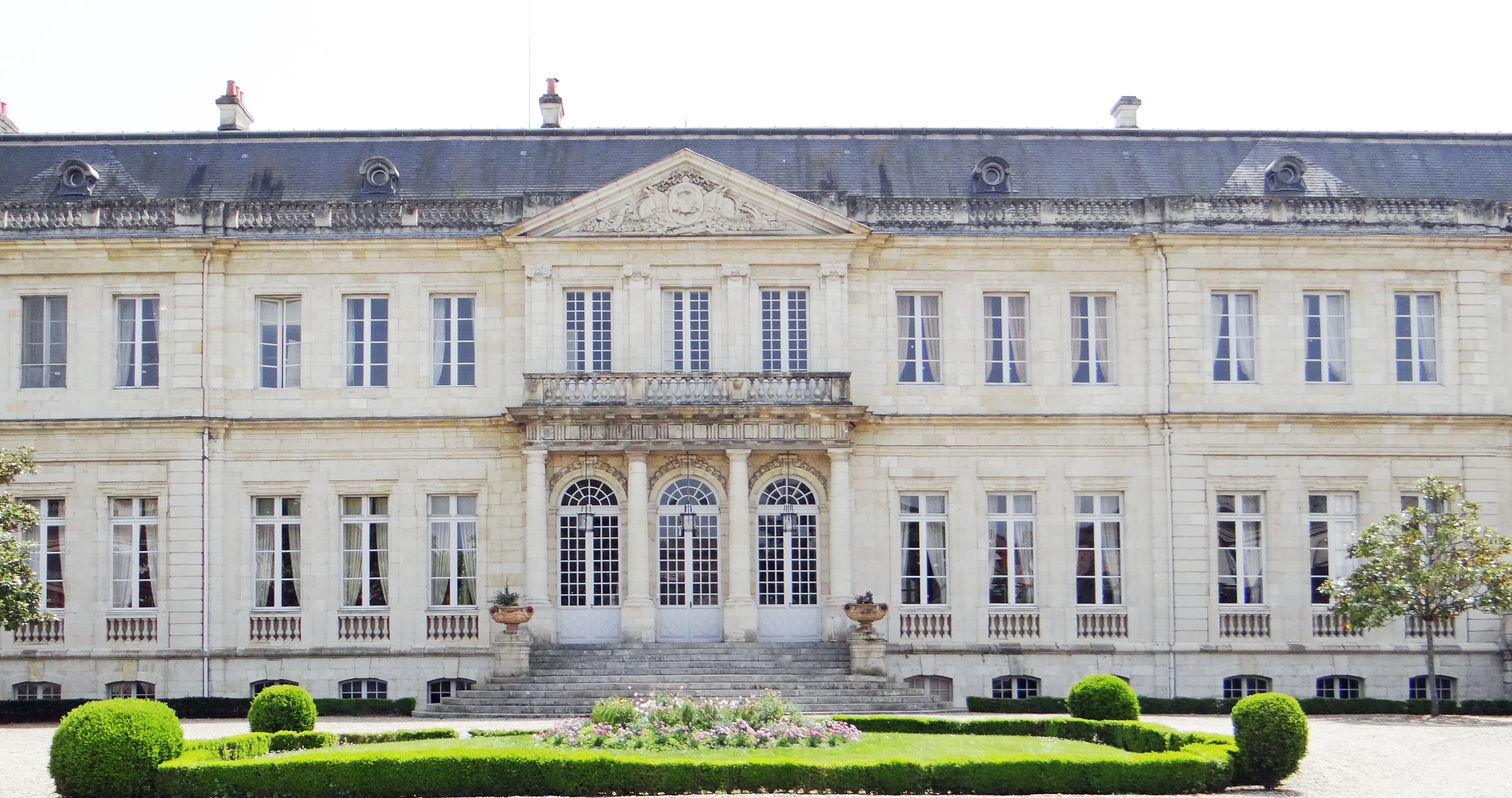 Photo: MOSSOT, CC BY-SA 4.0, via Wikimedia Commons (https://commons.wikimedia.org/wiki/File:Agen_-_Pr%C3%A9fecture,_ancien_palais_%C3%A9piscopal_-2.JPG)