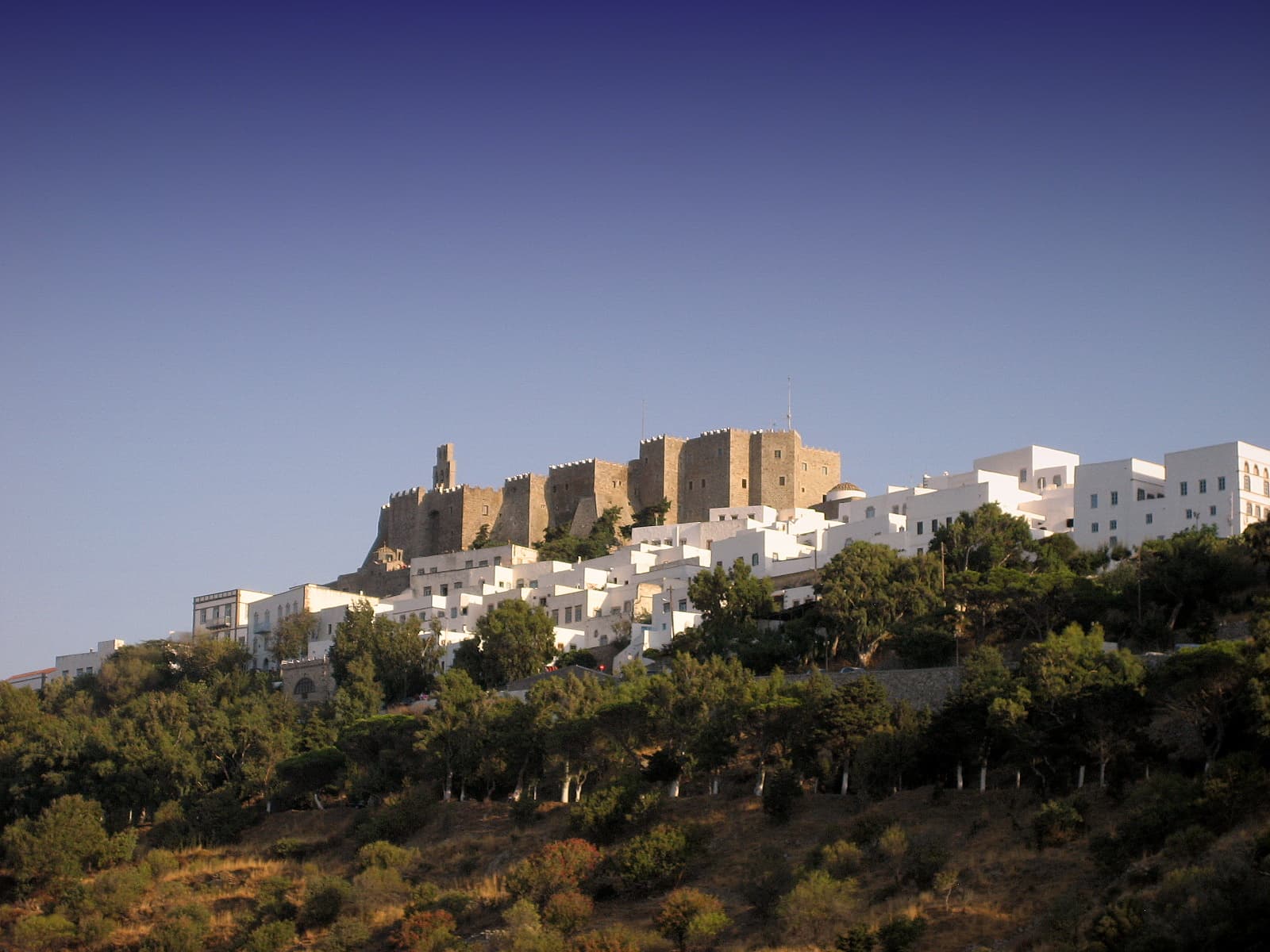 Photo: Chris Vlachos, CC BY 3.0, via Wikimedia Commons (https://commons.wikimedia.org/wiki/File:Chora-of-Patmos.JPG)