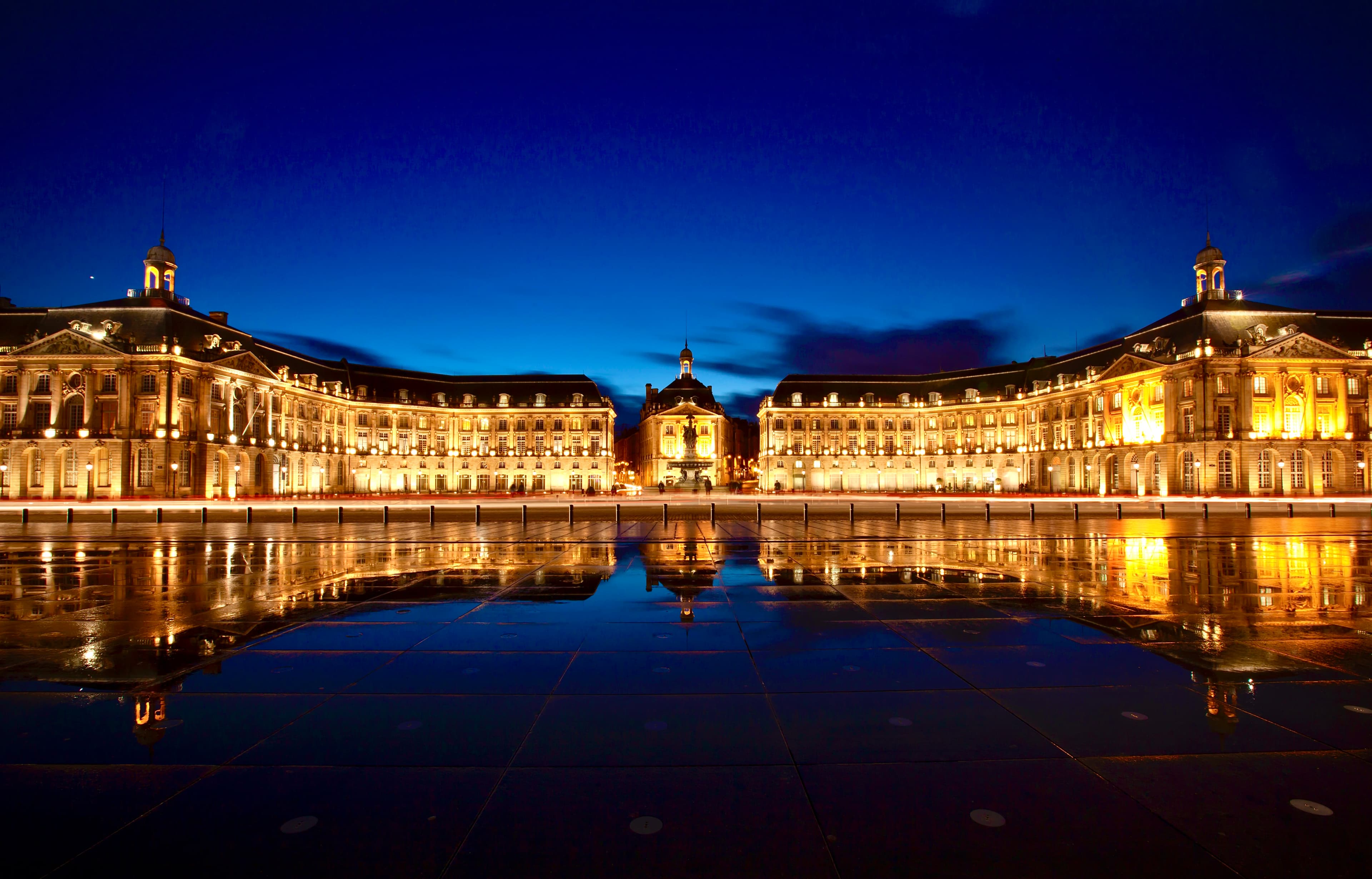 Photo: Mariette, Public domain, via Wikimedia Commons (https://commons.wikimedia.org/wiki/File:Bordeaux_Place_de_la_Bourse_de_nuit.jpg)