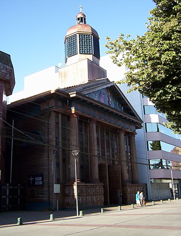 Photo: Macarena Collell, Public domain, via Wikimedia Commons (https://commons.wikimedia.org/wiki/File:Iglesia_de_Puerto_Montt.JPG)
