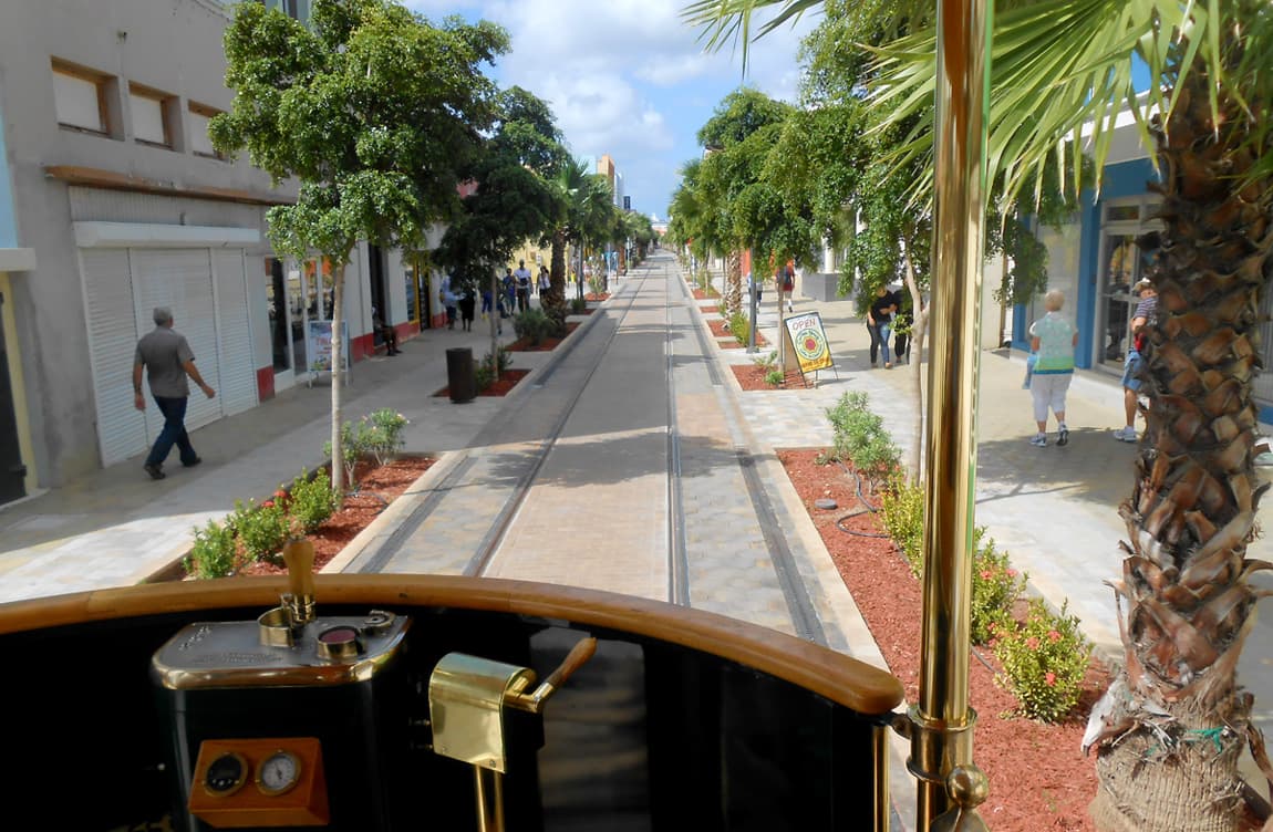 Photo: Roger from Sarasota, Florida, U.S.A., CC BY-SA 2.0, via Wikimedia Commons (https://commons.wikimedia.org/wiki/File:Oranjestad_trolley_-_operator%27s_view.jpg)