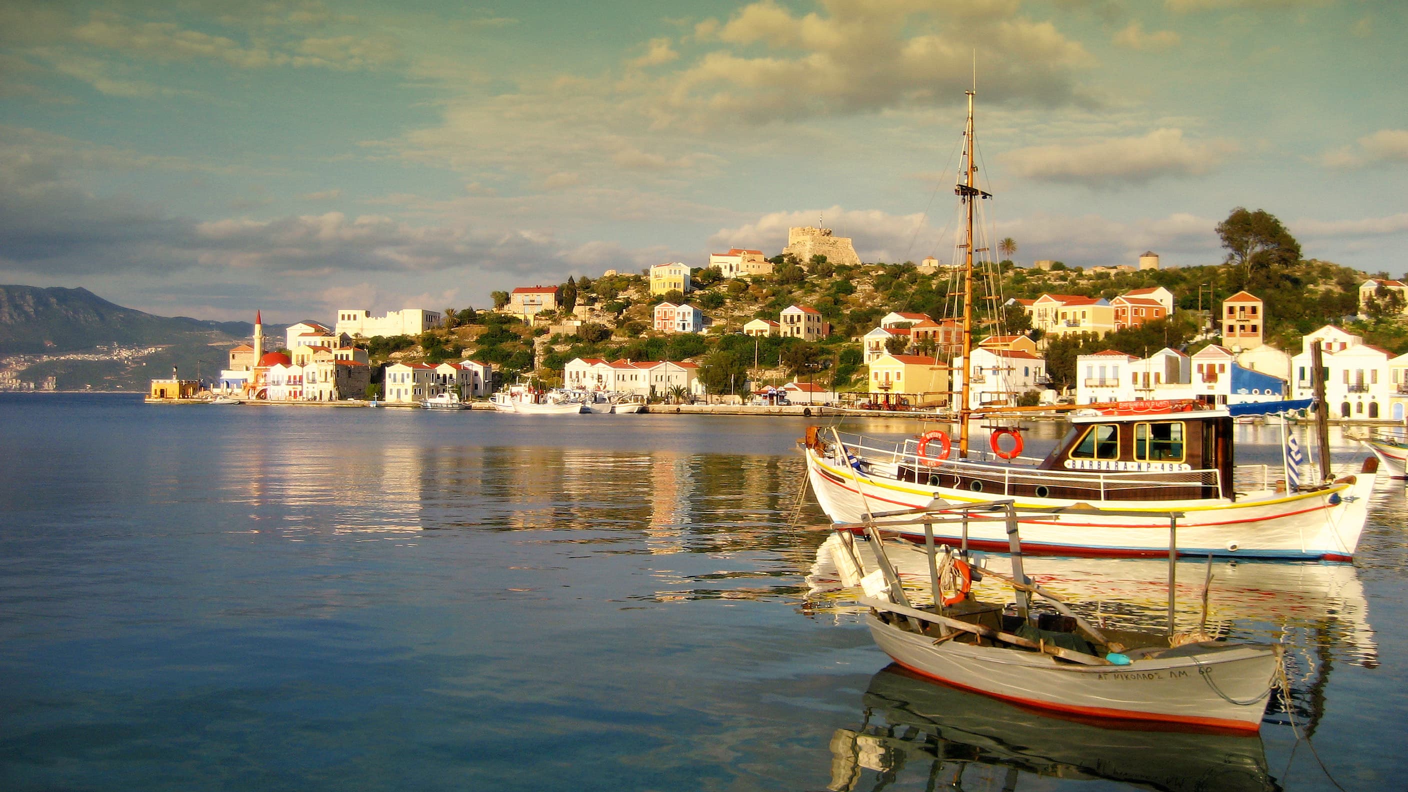 Photo: Chris Vlachos, CC BY 3.0, via Wikimedia Commons (https://commons.wikimedia.org/wiki/File:Port_of_Castelorizo.jpg)