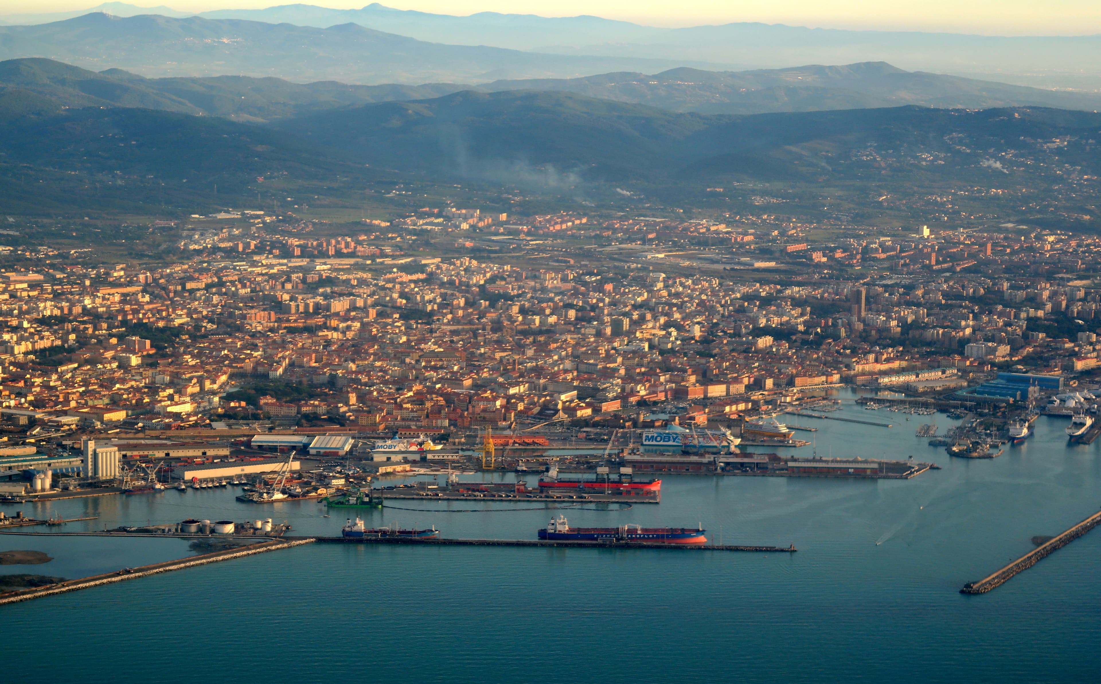 Photo: Luca Aless, CC BY-SA 4.0, via Wikimedia Commons (https://commons.wikimedia.org/wiki/File:Livorno,_veduta_aerea_2015.jpg)