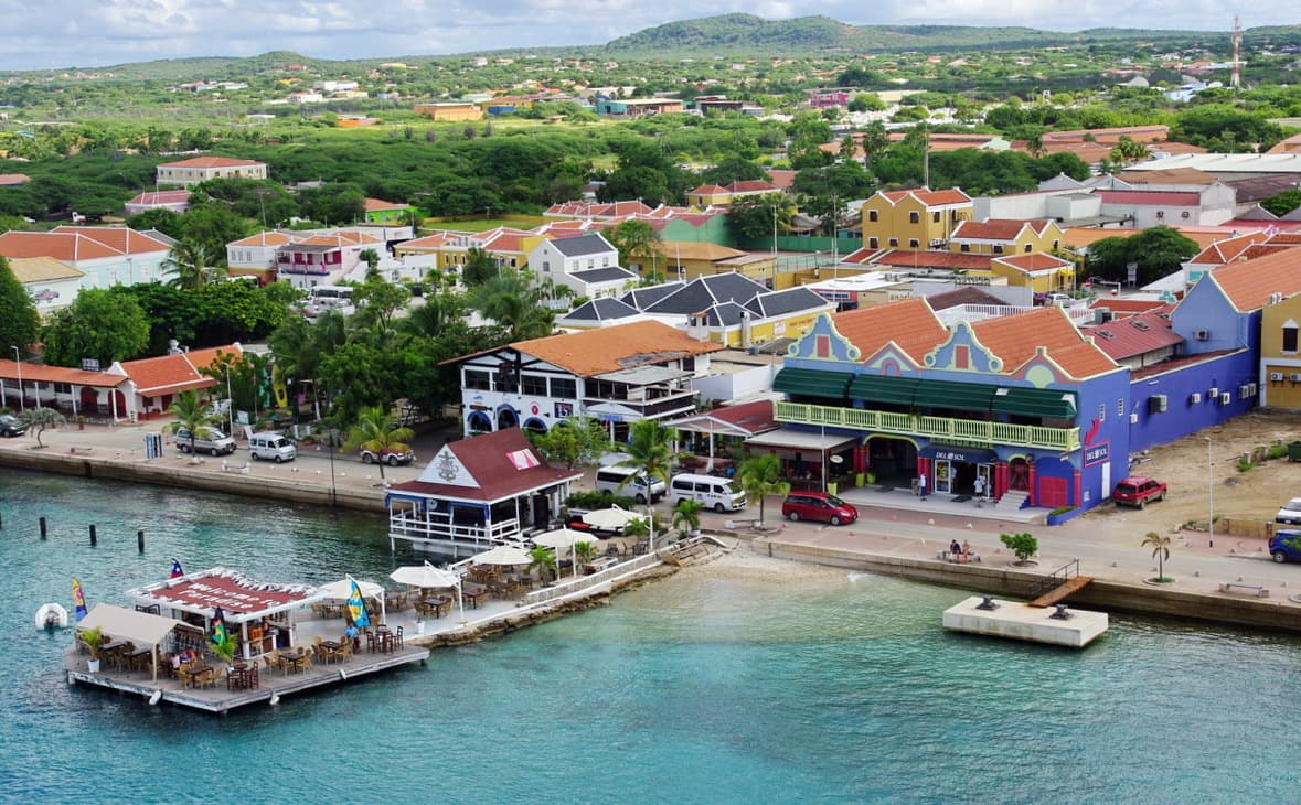 Photo: Bgabel, CC BY-SA 3.0, via Wikimedia Commons (https://commons.wikimedia.org/wiki/File:BONAIRE-kralendijk-hafen-2.jpg)