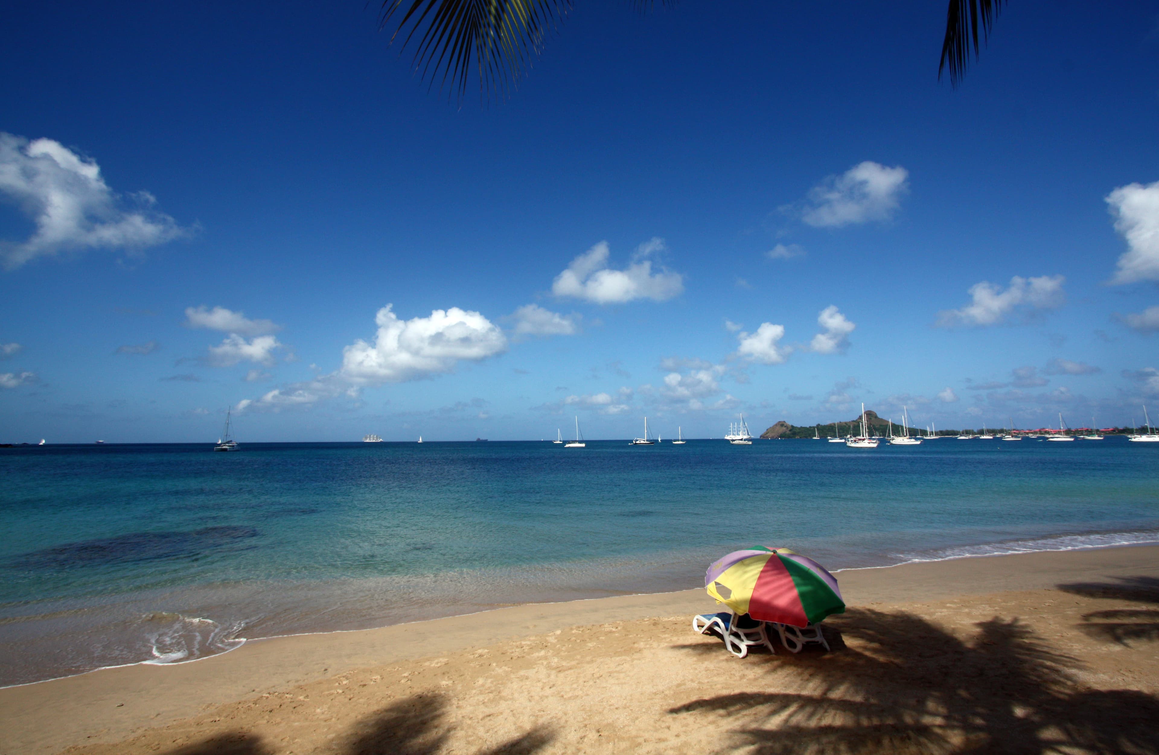 Photo: Vlad Podvorny, CC BY-SA 3.0, via Wikimedia Commons (https://commons.wikimedia.org/wiki/File:Rodney_Bay_-_panoramio.jpg)