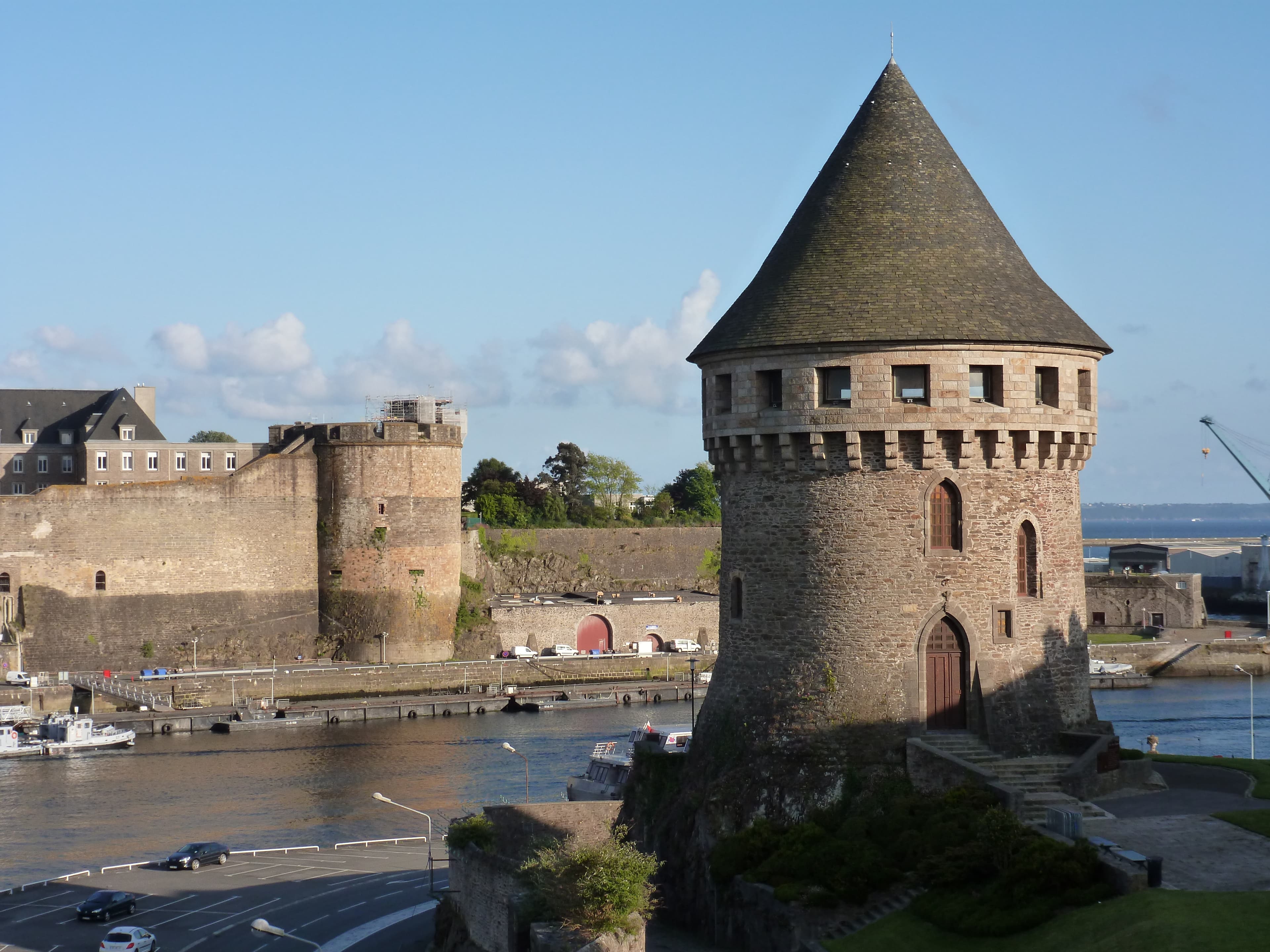 Photo: Thesupermat, CC BY-SA 3.0, via Wikimedia Commons (https://commons.wikimedia.org/wiki/File:Brest_-_Le_Ch%C3%A2teau_-_PA00089847_-_011.JPG)