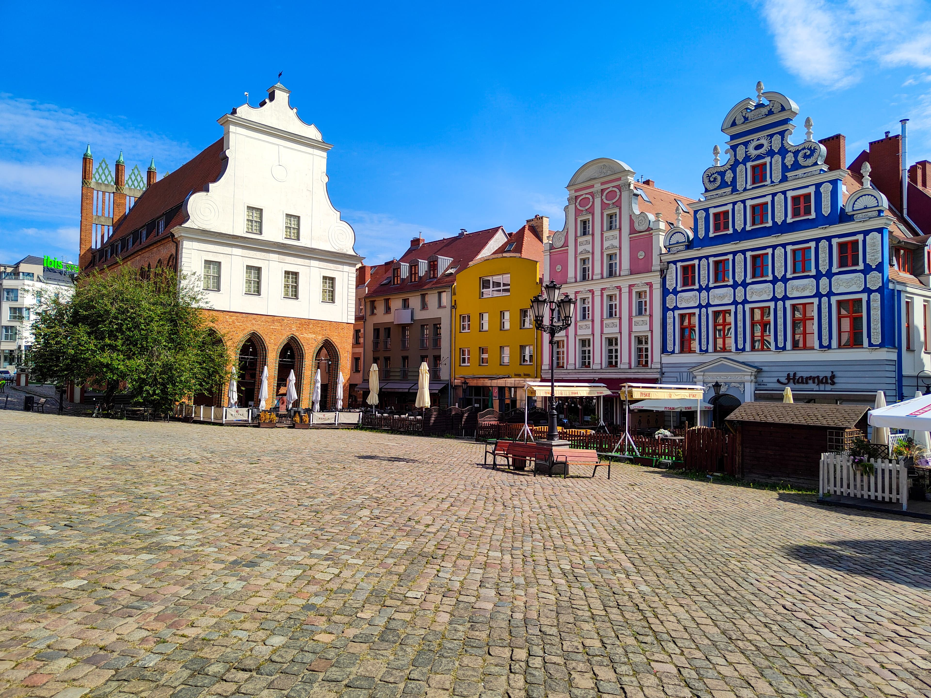Photo: Szczecinolog, CC BY-SA 4.0, via Wikimedia Commons (https://commons.wikimedia.org/wiki/File:Town_hall_in_Szczecin,_September_2022_01.jpg)