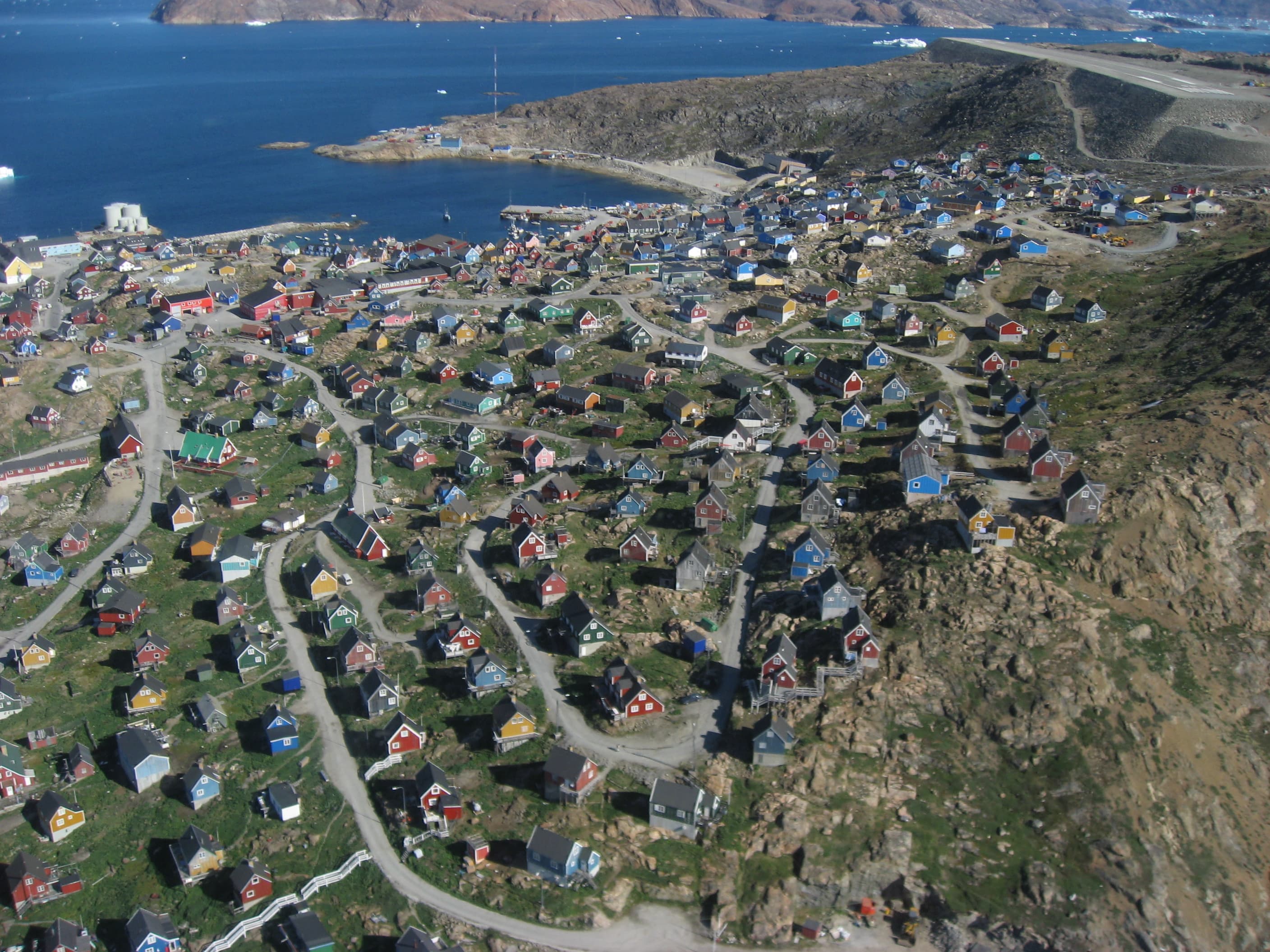 Photo: Magnus Hansen, son of Kim Hansen, CC BY-SA 3.0, via Wikimedia Commons (https://commons.wikimedia.org/wiki/File:Upernavik_town_aerial_1_2007-07-11.jpg)