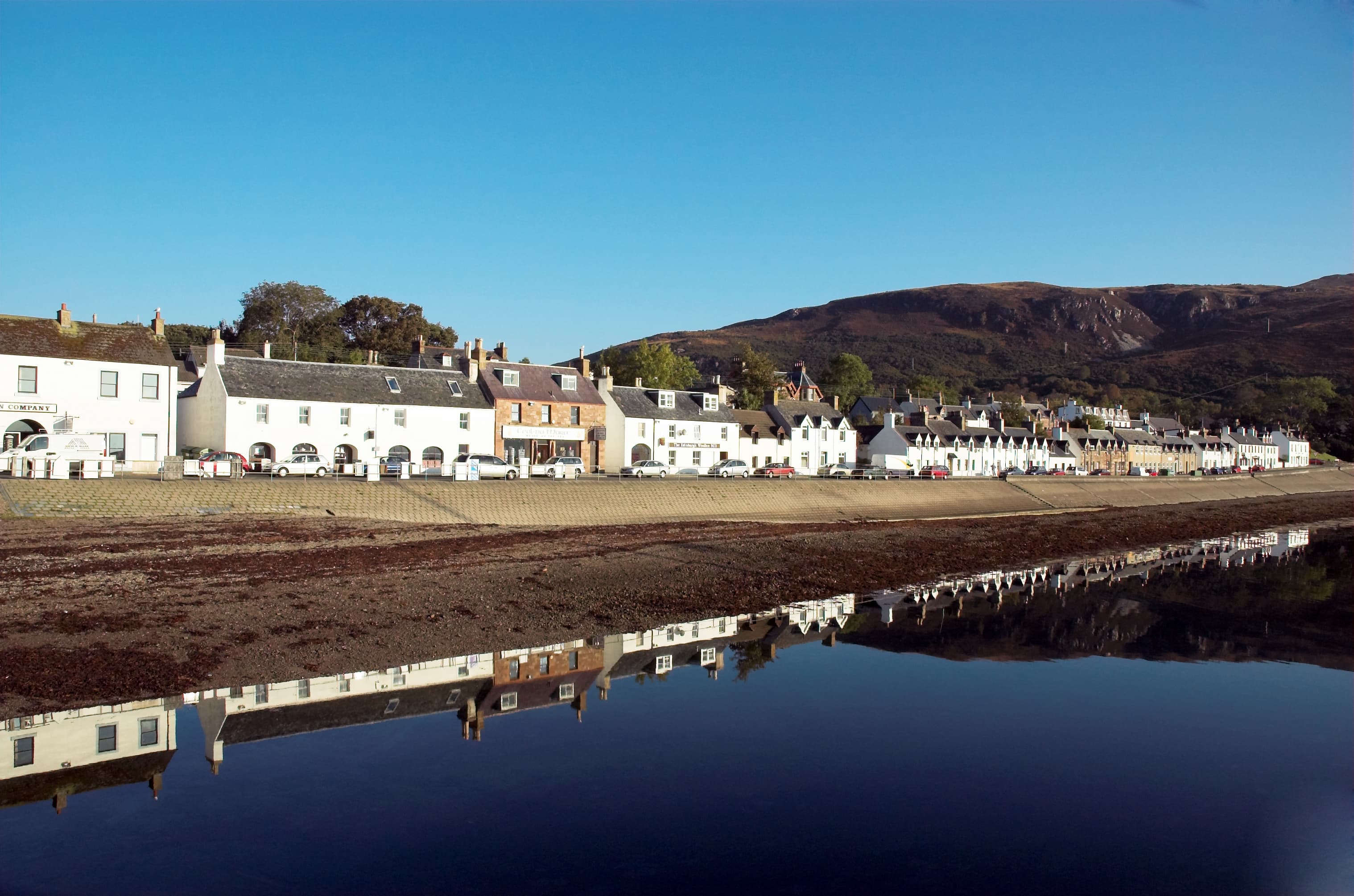 Photo: Paul Hart from Glasgow, Scotland, CC BY-SA 2.0, via Wikimedia Commons (https://commons.wikimedia.org/wiki/File:Ullapool_sun.jpg)