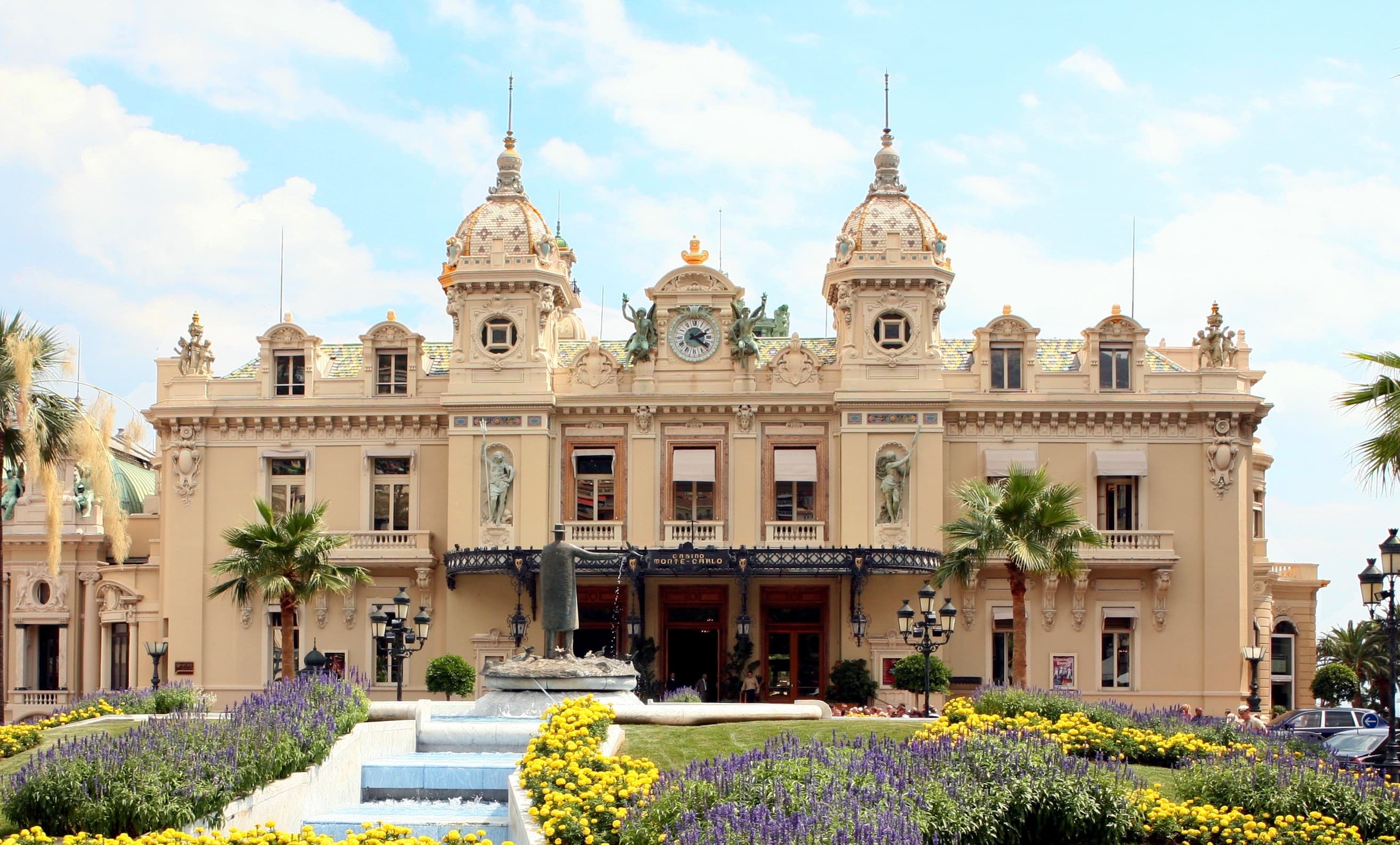 Photo: Steve Hedin, CC BY-SA 4.0, via Wikimedia Commons (https://commons.wikimedia.org/wiki/File:The_Casino,_Monte_Carlo_-_panoramio_cropped.jpg)