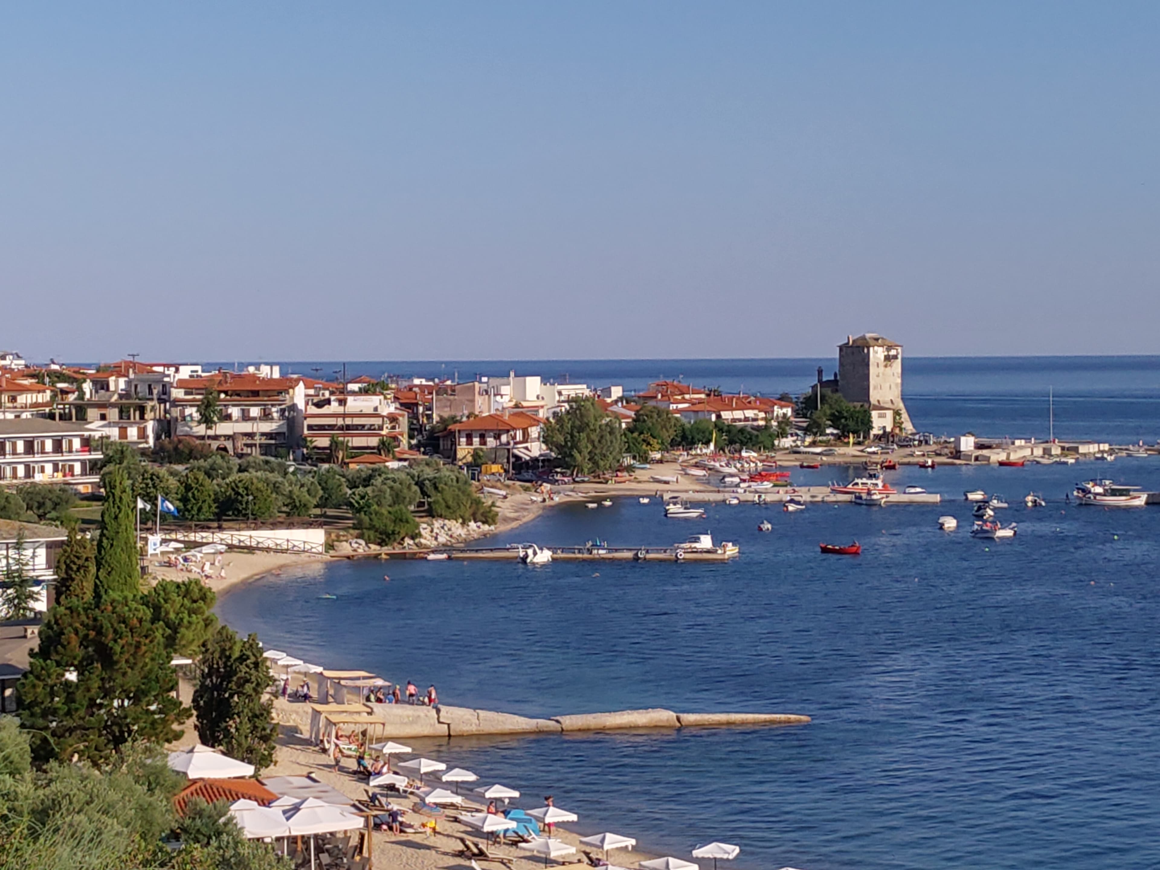Photo: Tomisti, CC BY-SA 4.0, via Wikimedia Commons (https://commons.wikimedia.org/wiki/File:Ouranoupoli_1.jpg)