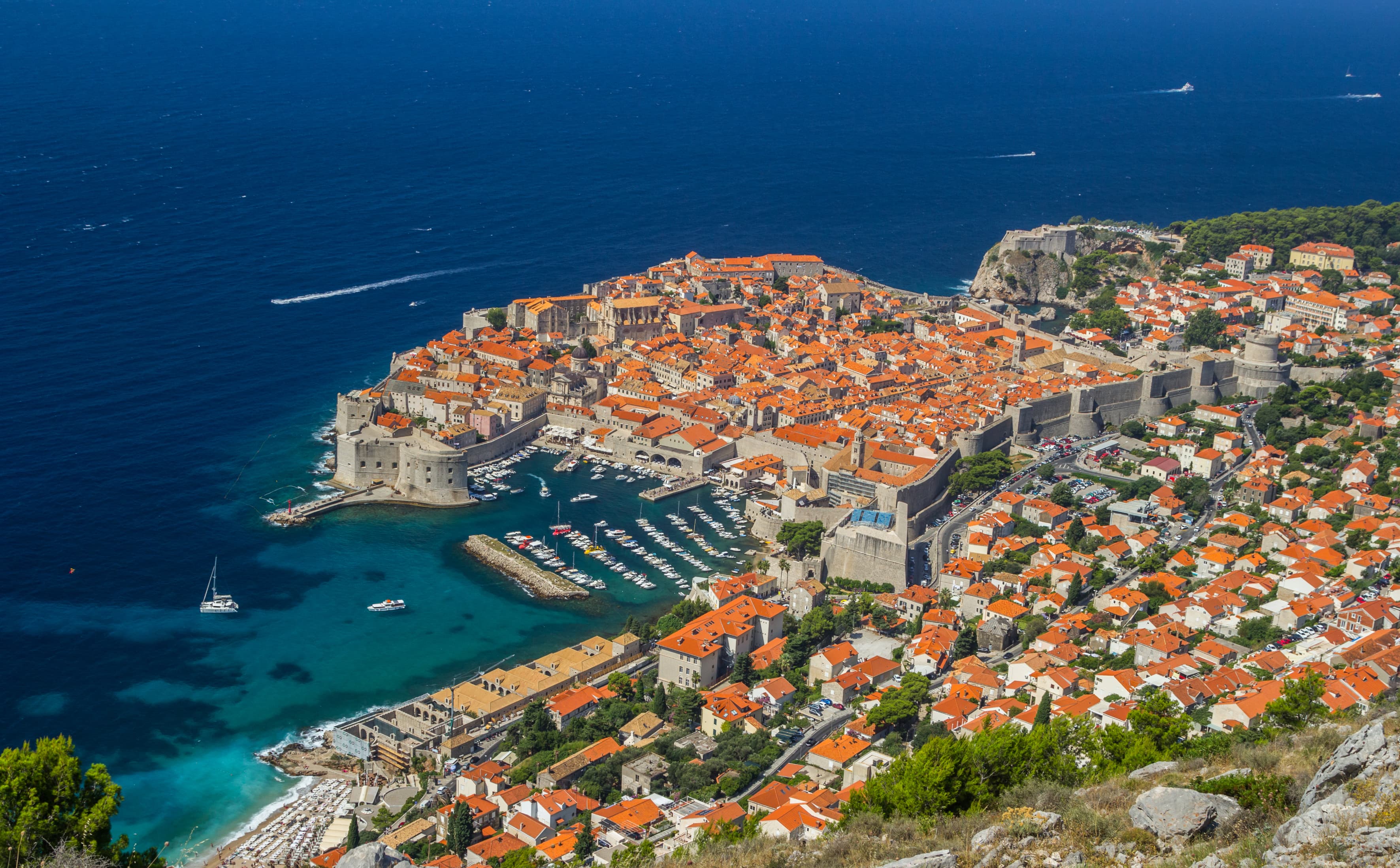 Photo: Zysko serhii, CC BY-SA 4.0, via Wikimedia Commons (https://commons.wikimedia.org/wiki/File:The_walls_of_the_fortress_and_View_of_the_old_city._panorama.jpg)