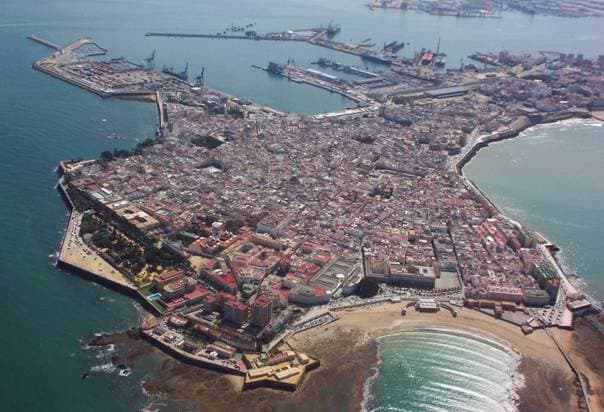 Photo: fuente: COVT, CC BY 3.0, via Wikimedia Commons (https://commons.wikimedia.org/wiki/File:Cadiz_aerea.jpg)