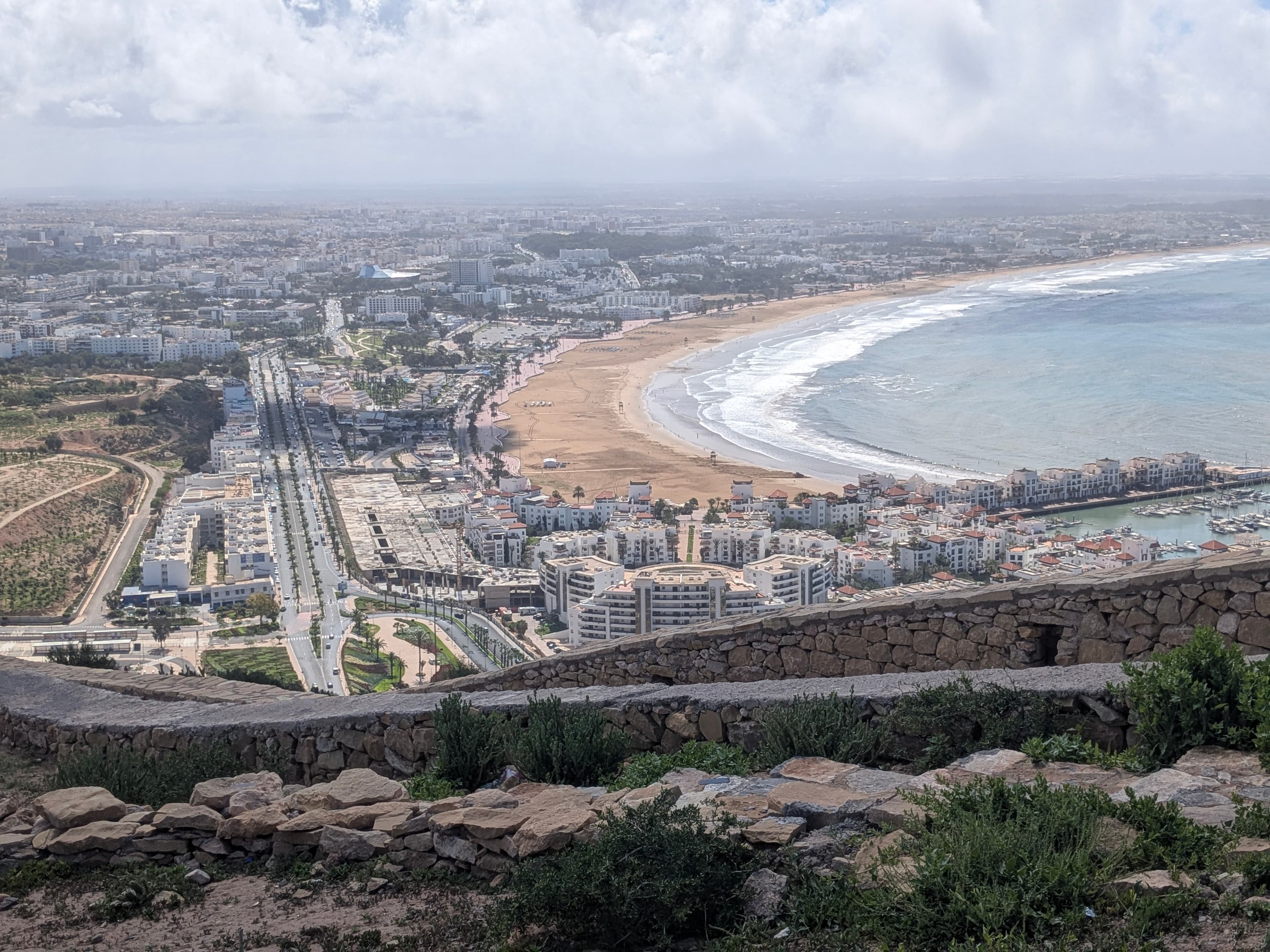 Photo: Abdeaitali, CC BY-SA 4.0, via Wikimedia Commons (https://commons.wikimedia.org/wiki/File:South_view_sea_side_from_Kasbah_of_Agadir_Oufella.jpg)