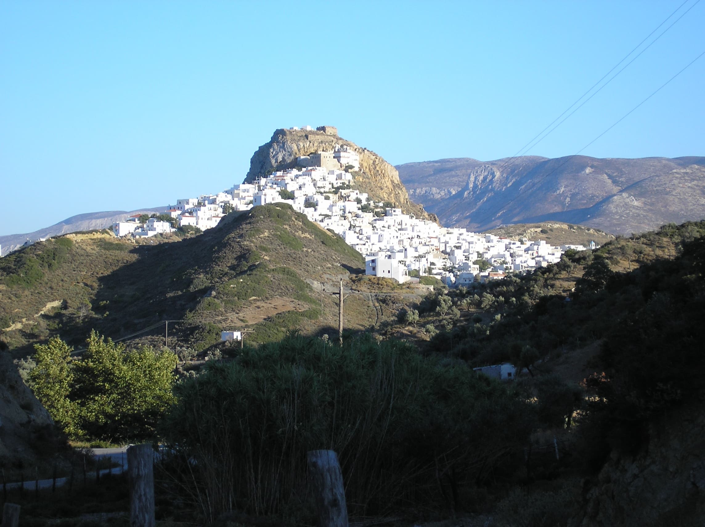 Photo: Han borg, Public domain, via Wikimedia Commons (https://commons.wikimedia.org/wiki/File:Skyros-chora.JPG)