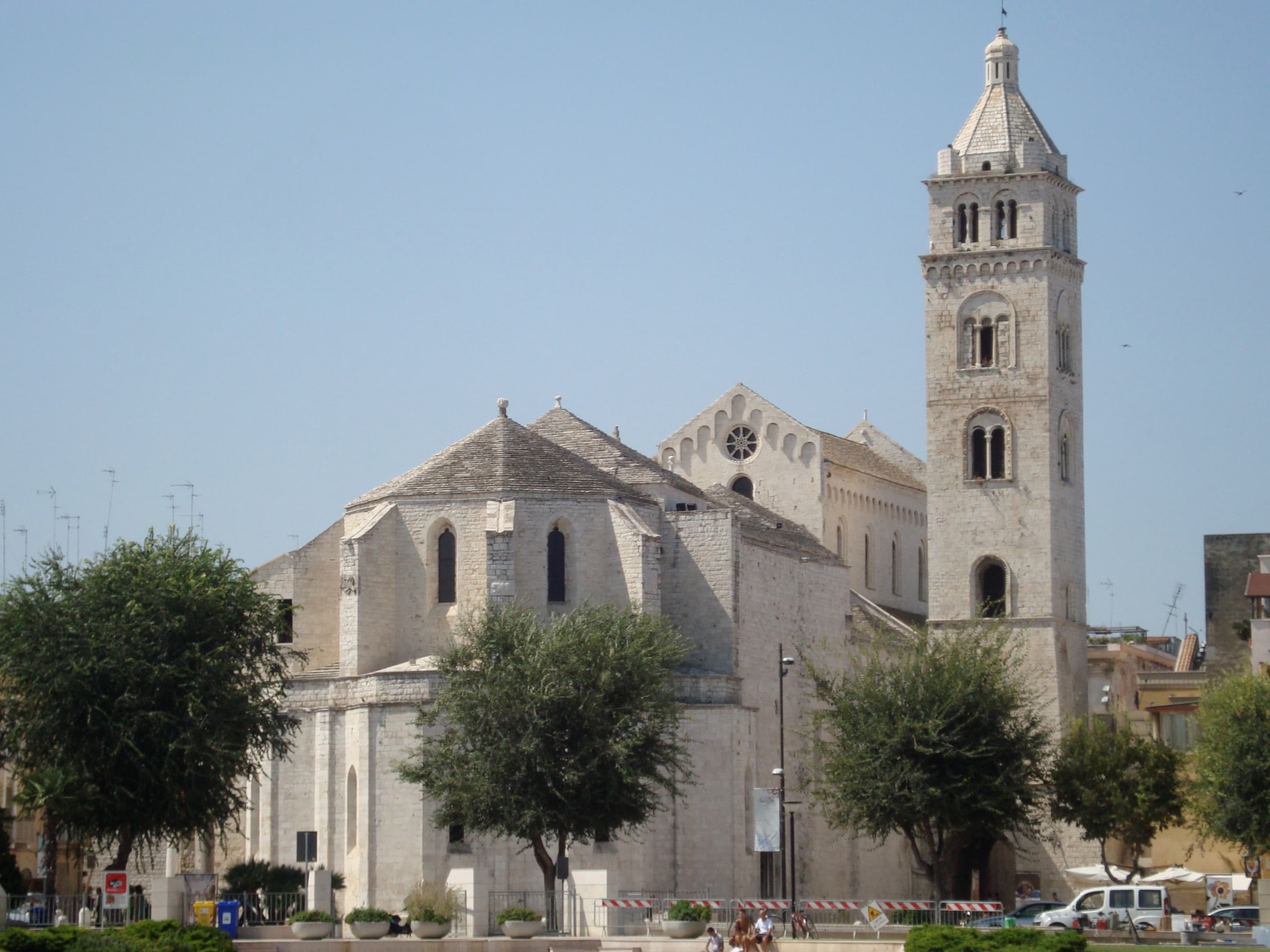 Photo: LPLT, CC BY-SA 3.0, via Wikimedia Commons (https://commons.wikimedia.org/wiki/File:Cath%C3%A9drale_Santa_Maria_Maggiore_de_Barletta.JPG)