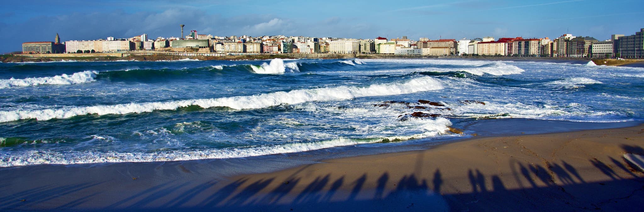 Photo: 4m1g0, CC BY-SA 3.0, via Wikimedia Commons (https://commons.wikimedia.org/wiki/File:Waves_In_A_Coru%C3%B1a_(206975629).jpeg)