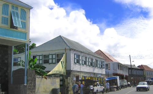 Photo: Aaron Vos, CC BY-SA 2.5, via Wikimedia Commons (https://commons.wikimedia.org/wiki/File:Nevis_Charlestown.jpg)