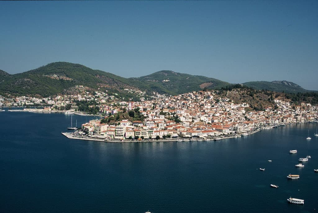 Photo: Agnee, CC BY 2.0, via Wikimedia Commons (https://commons.wikimedia.org/wiki/File:Poros_aerial_viw.jpg)