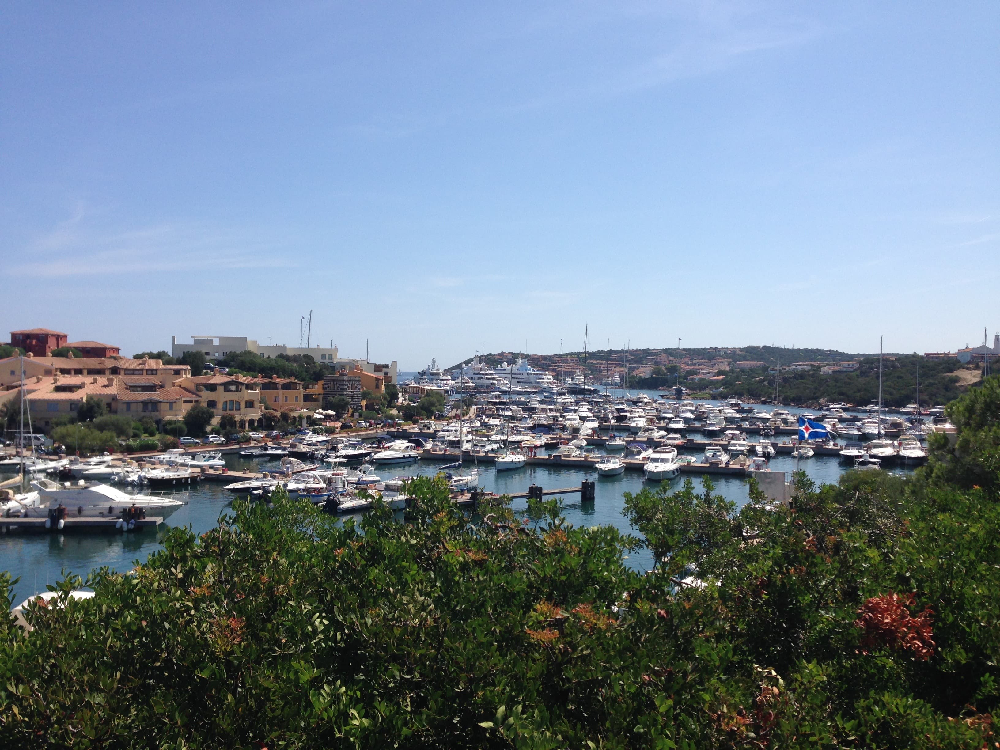Photo: Alistair Wettin, CC BY-SA 4.0, via Wikimedia Commons (https://commons.wikimedia.org/wiki/File:Porto_Cervo1.jpg)