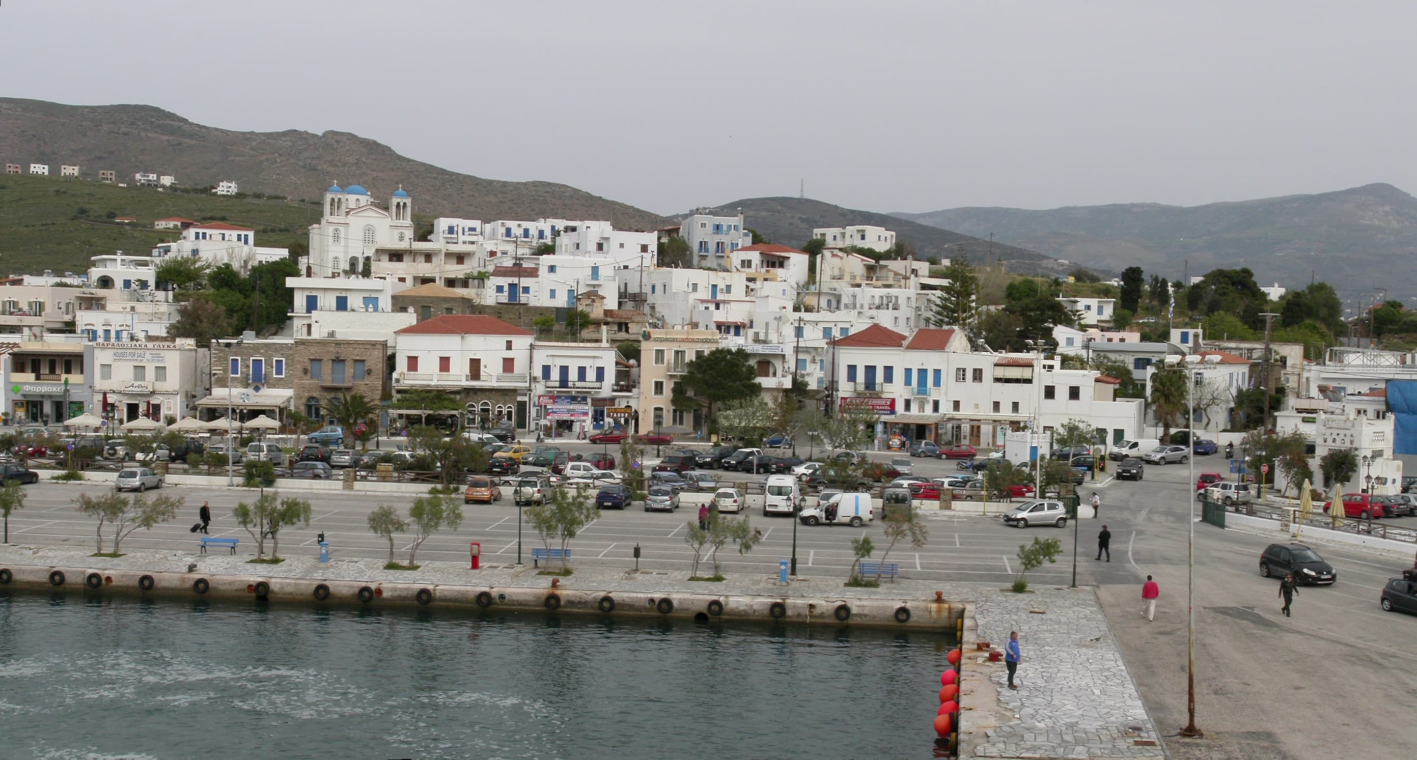 Photo: Stepanps, CC BY-SA 4.0, via Wikimedia Commons (https://commons.wikimedia.org/wiki/File:Gavrio_Andros_Greece_2018041117490NP2389.jpg)