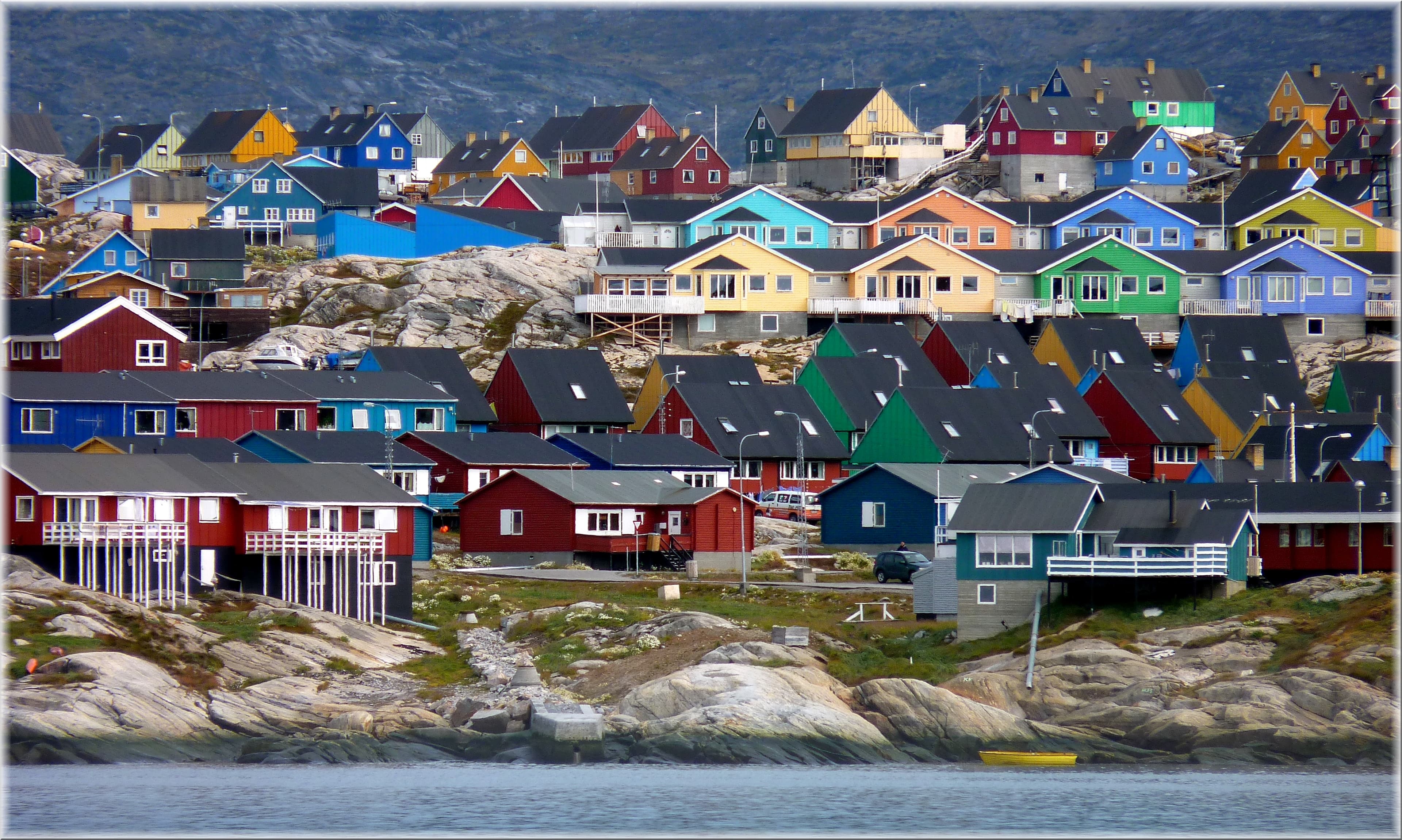 Photo: patano, CC BY-SA 3.0, via Wikimedia Commons (https://commons.wikimedia.org/wiki/File:The_colors_from_Ilulissat_-_Greenland._-_panoramio.jpg)