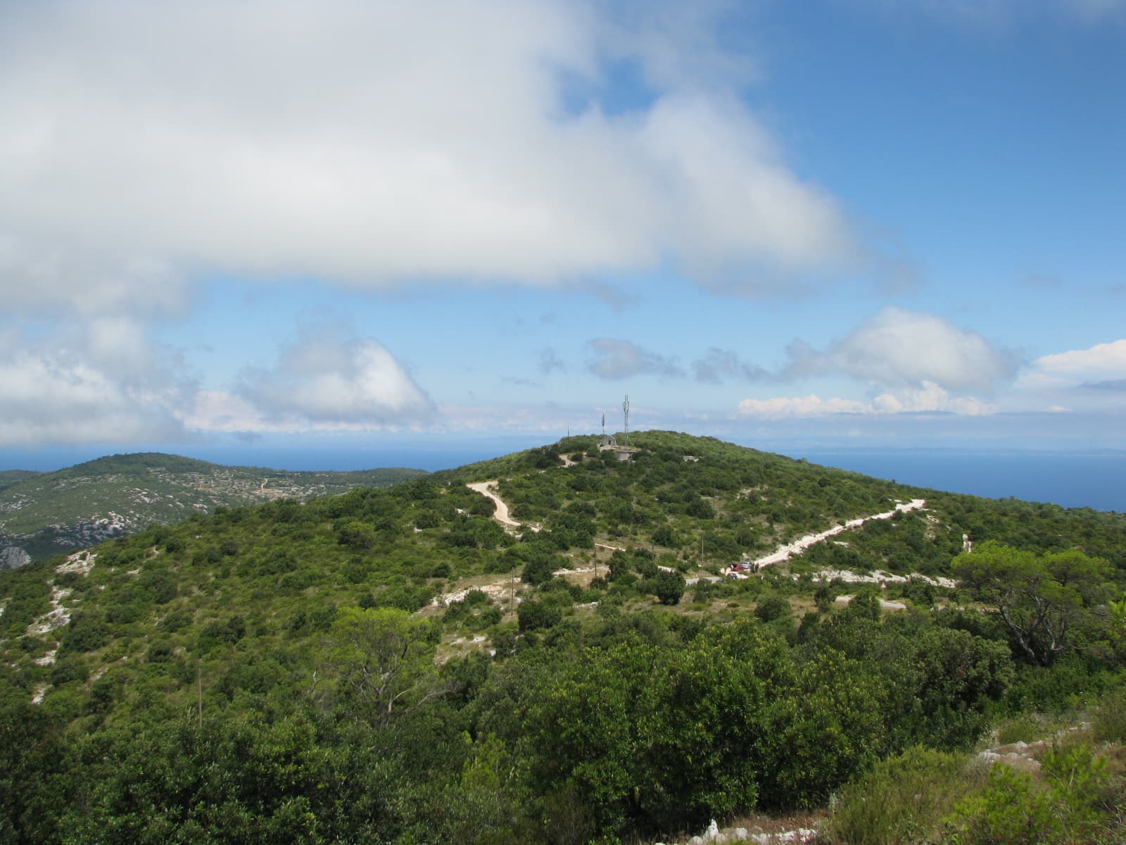 Photo: Ex13, CC BY-SA 3.0, via Wikimedia Commons (https://commons.wikimedia.org/wiki/File:Brdo_Hum_Vis.jpg)