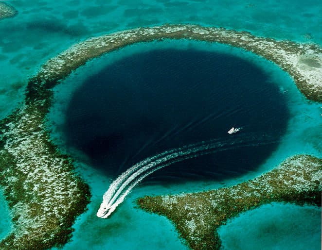 Photo: U.S. Geological Survey (USGS), Public domain, via Wikimedia Commons (https://commons.wikimedia.org/wiki/File:Great_Blue_Hole.jpg)