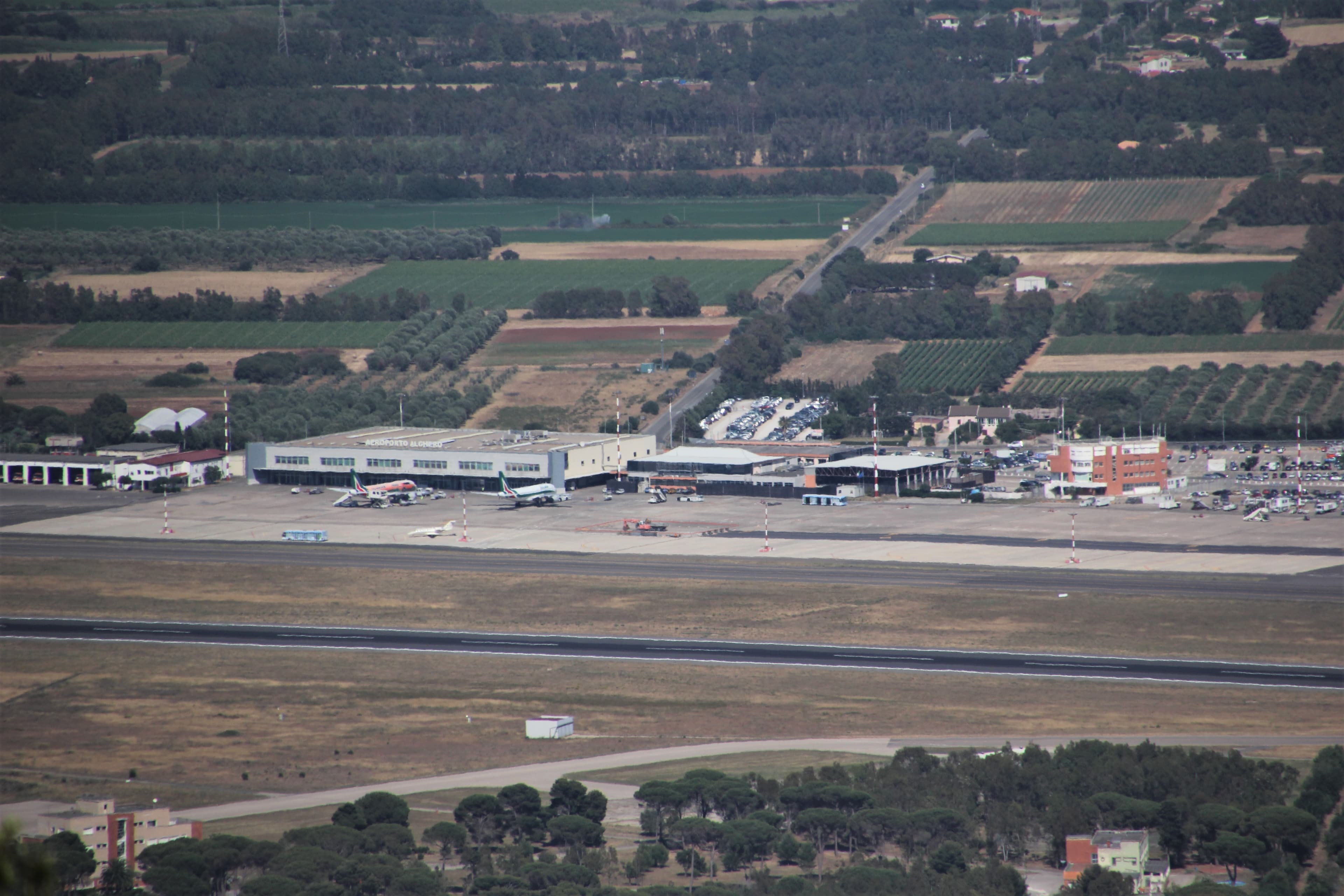 Photo: Gianni Careddu, CC BY-SA 4.0, via Wikimedia Commons (https://commons.wikimedia.org/wiki/File:Alghero,_aeroporto_di_Alghero-Fertilia_(03).jpg)