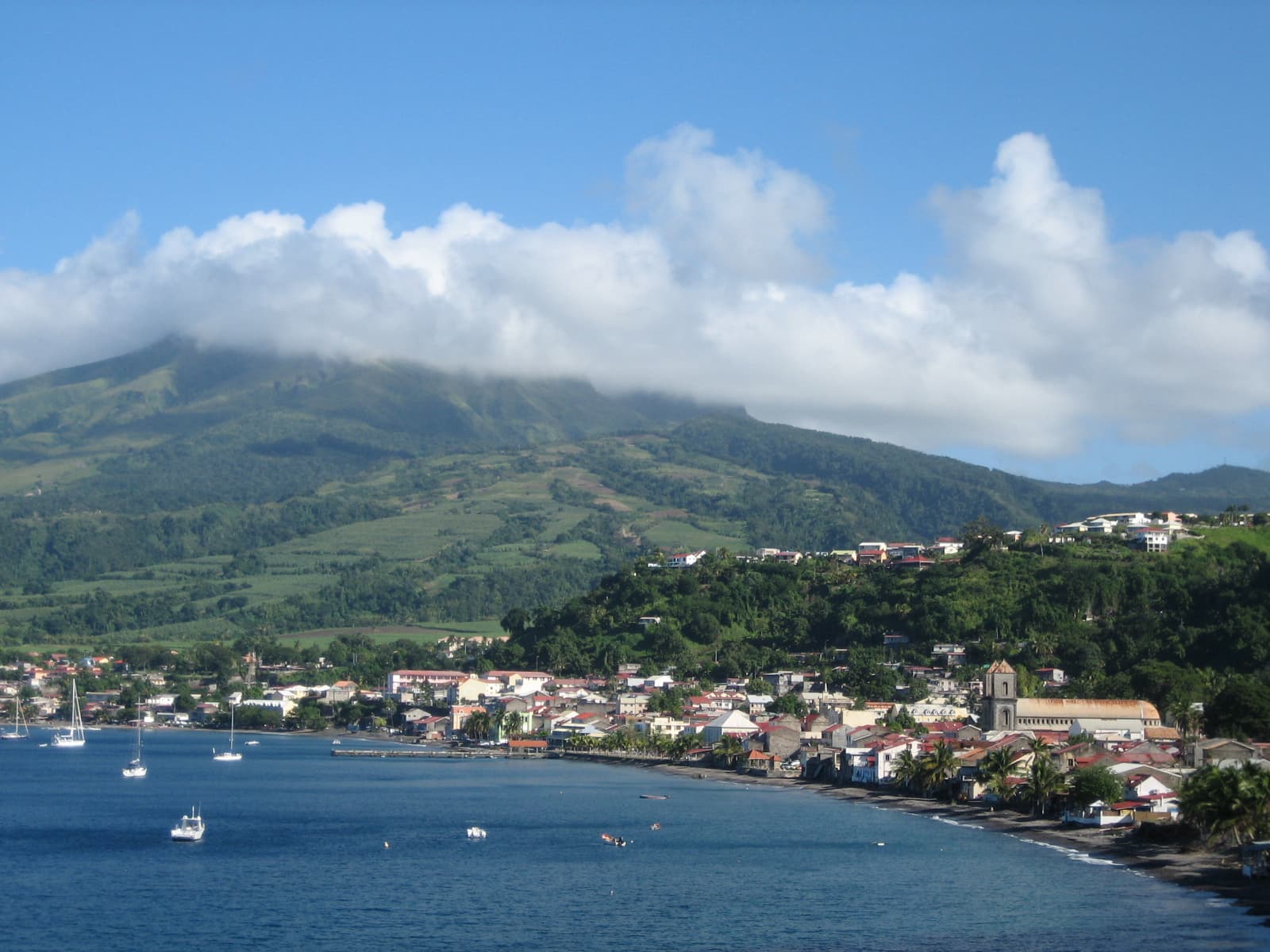 Photo: lb:user:Zinneke, CC BY-SA 4.0, via Wikimedia Commons (https://commons.wikimedia.org/wiki/File:Saint-Pierre_(Martinique)_avec_Montage_Pel%C3%A9e.JPG)