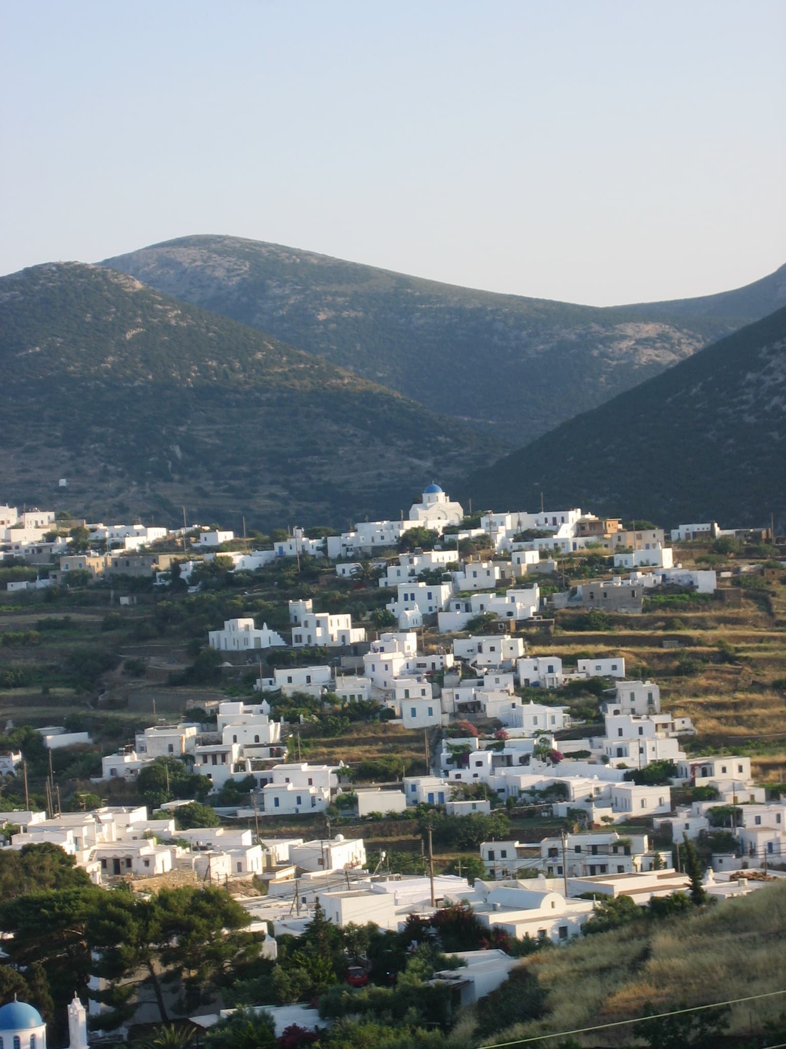 Photo: Horology at English Wikipedia, Public domain, via Wikimedia Commons (https://commons.wikimedia.org/wiki/File:Apollonia_on_Sifnos.jpg)