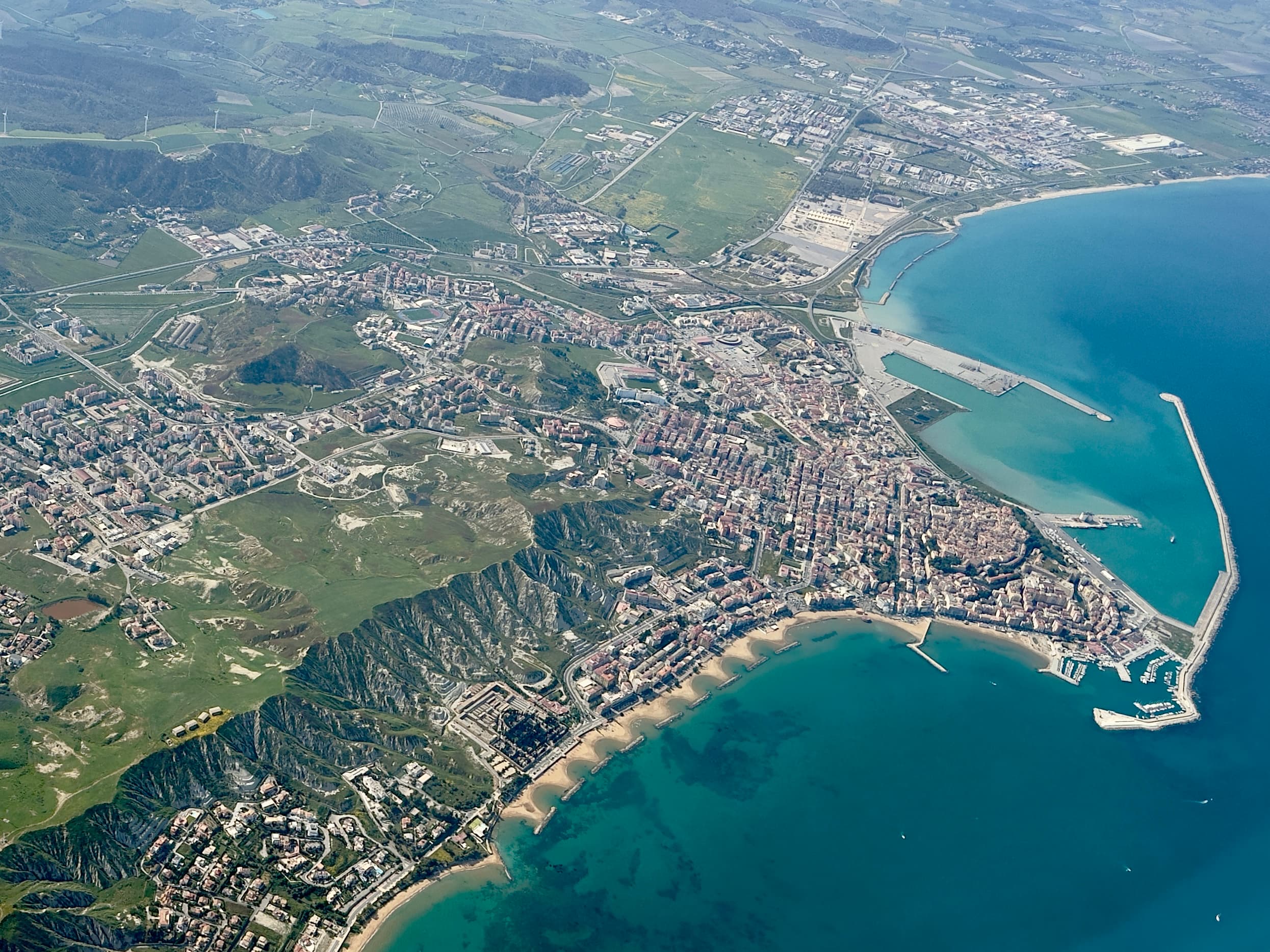 Photo: RennyT, CC BY-SA 3.0, via Wikimedia Commons (https://commons.wikimedia.org/wiki/File:Crotone_vista_dal_volo_Ryanair_FR5116_(BLQ-CRV).jpg)