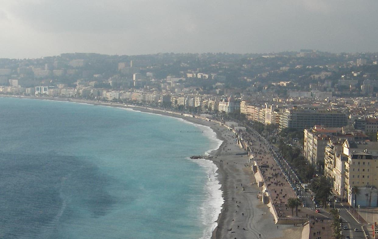 Photo: Lspigon, CC BY 4.0, via Wikimedia Commons (https://commons.wikimedia.org/wiki/File:Nice_Promenade_des_Anglais_FRANCE-cropped.jpg)