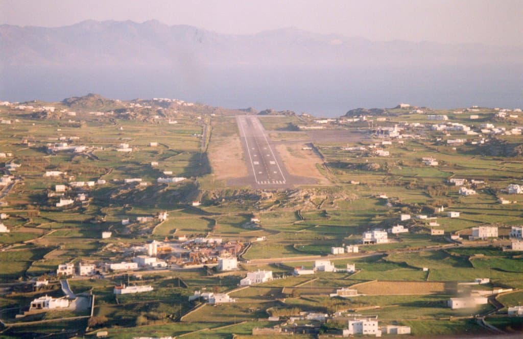 Photo: greece.com, CC BY-SA 4.0, via Wikimedia Commons (https://commons.wikimedia.org/wiki/File:Aeroportomykonos.jpg)