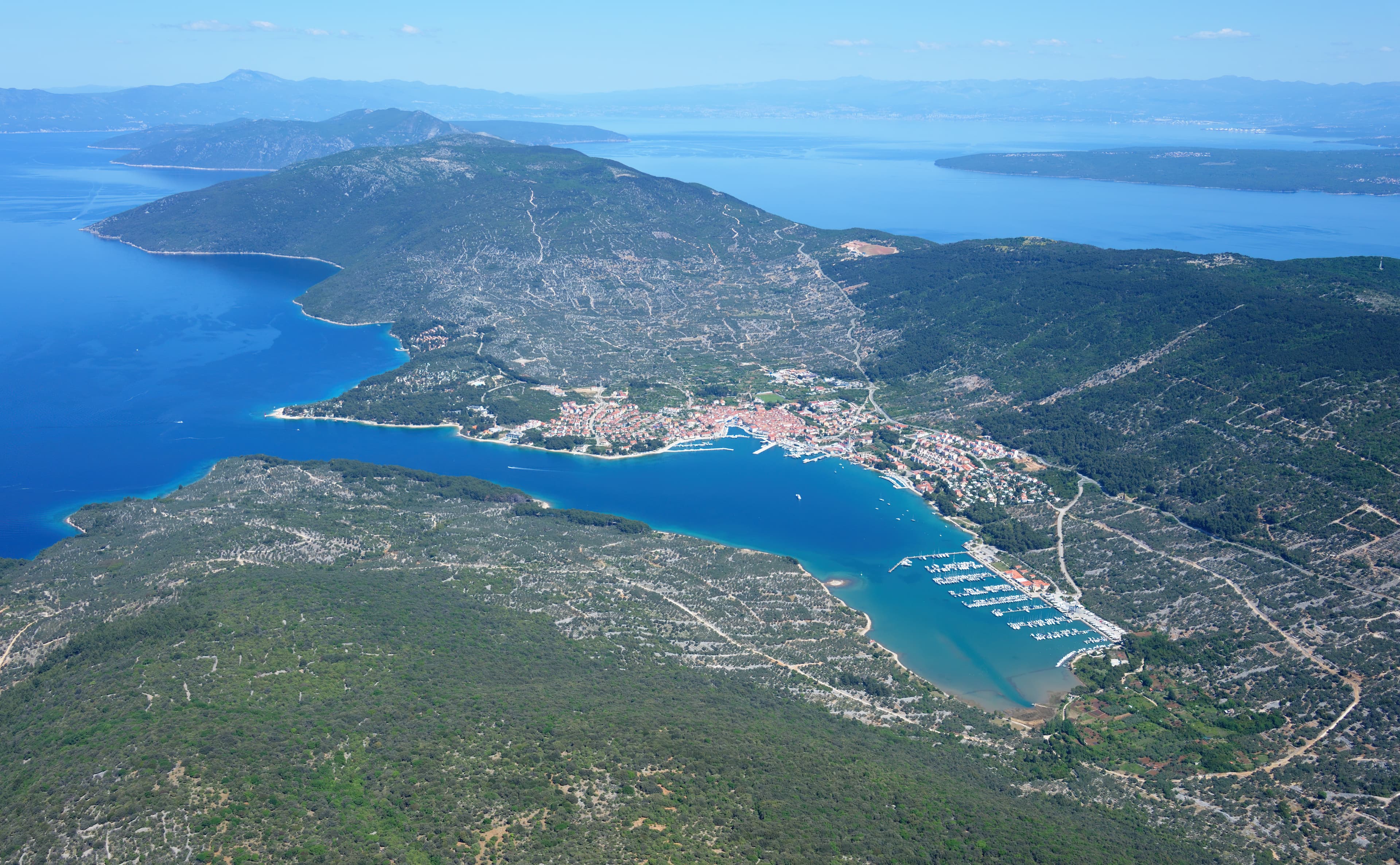 Photo: Carsten Steger, CC BY-SA 4.0, via Wikimedia Commons (https://commons.wikimedia.org/wiki/File:Aerial_image_of_the_northern_part_of_Cres_(view_from_the_south).jpg)