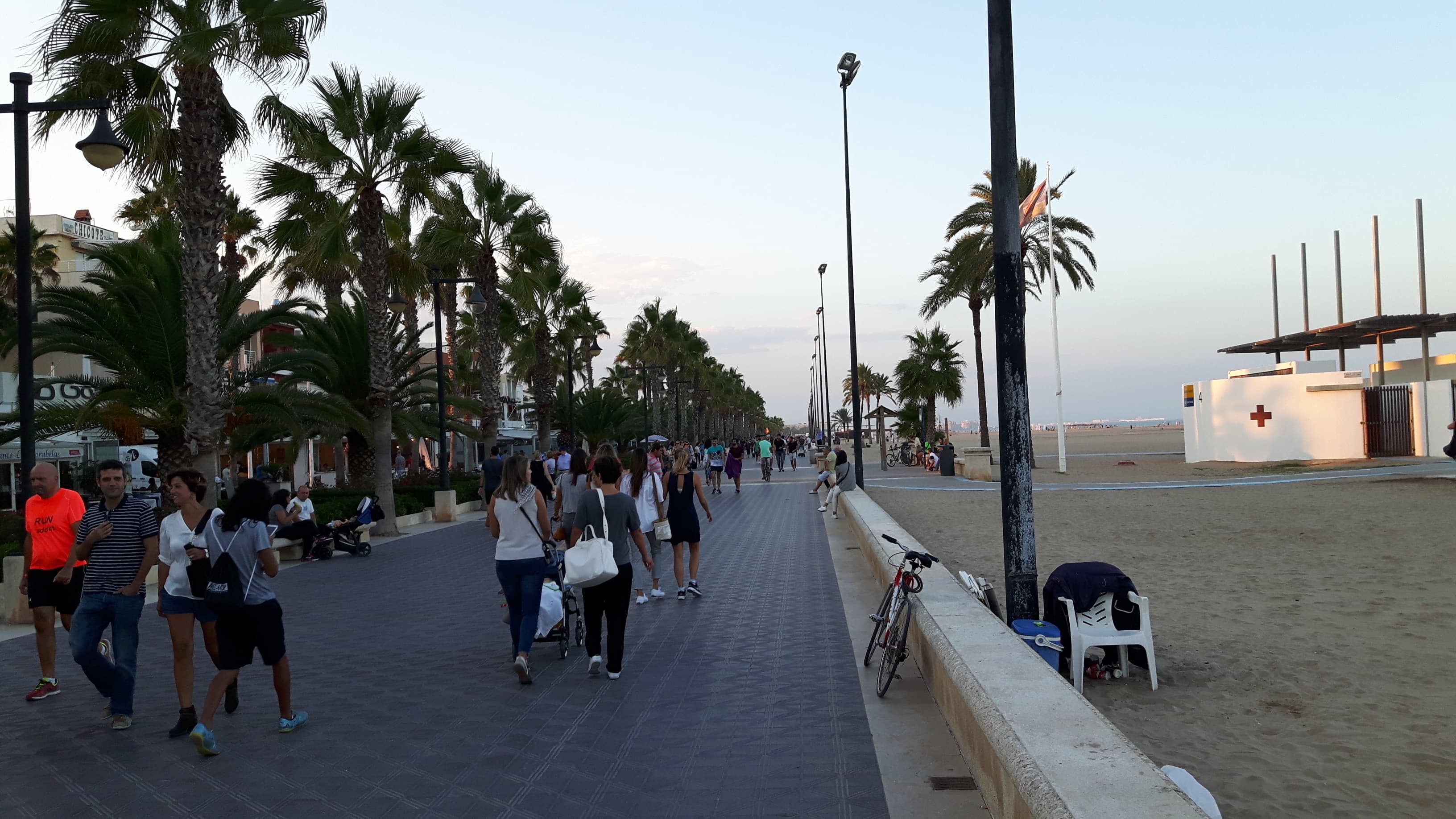 Photo: Boris Dzhingarov, CC BY 2.0, via Wikimedia Commons (https://commons.wikimedia.org/wiki/File:Malvarrosa_Beach,_Valencia,_Spain_(29812271043).jpg)