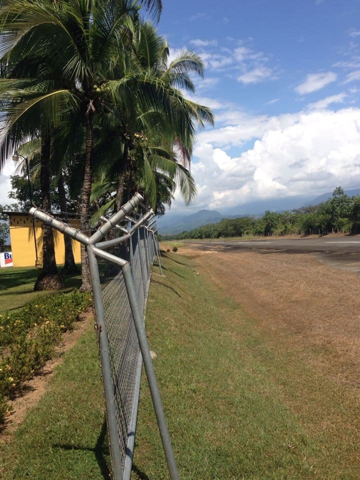 Photo: Wikiauthor3, CC BY-SA 3.0, via Wikimedia Commons (https://commons.wikimedia.org/wiki/File:Quepos_Airport_Runway.jpg)