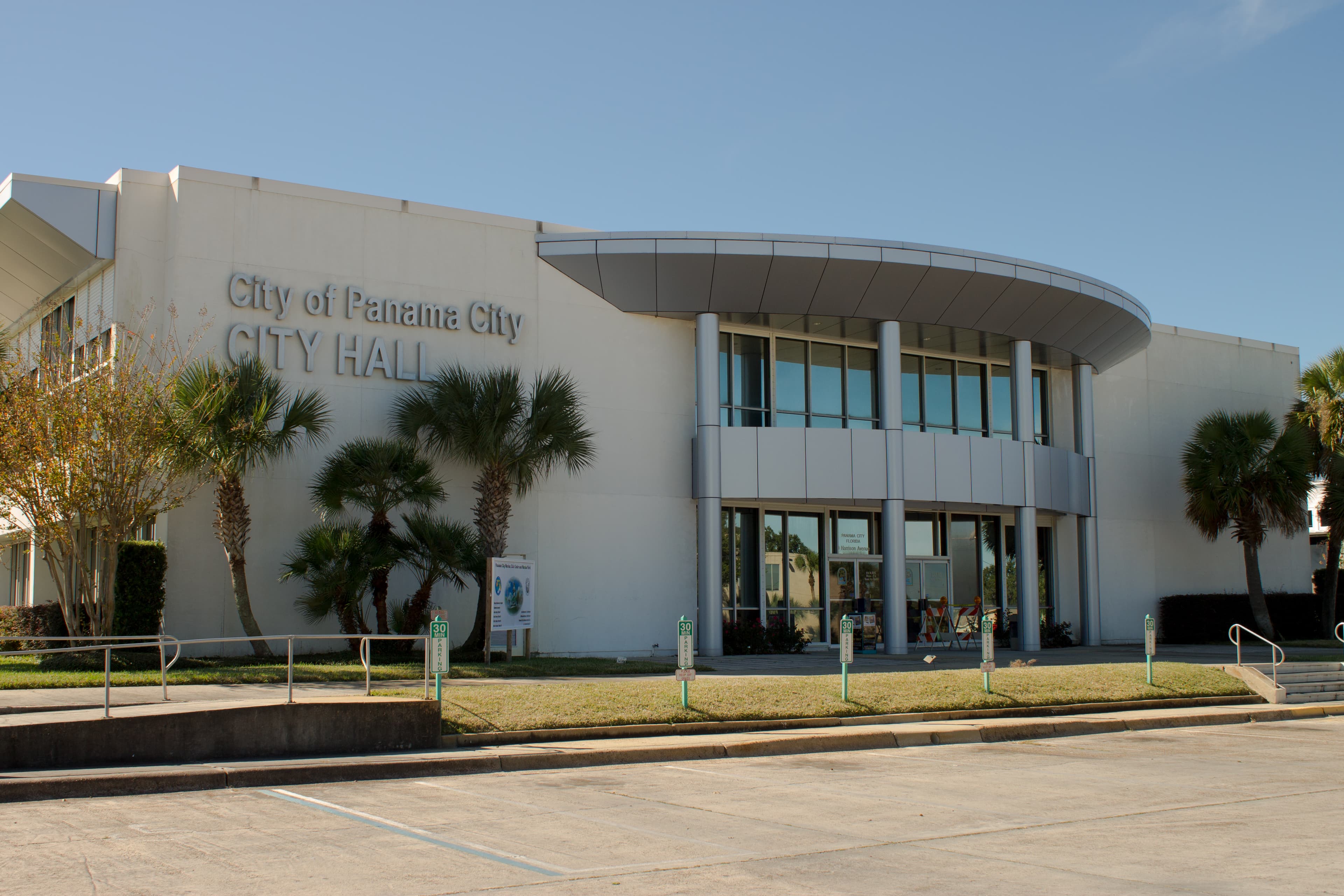 Photo: Balon Greyjoy, CC0, via Wikimedia Commons (https://commons.wikimedia.org/wiki/File:Panama_City_FL_City_Hall.jpg)