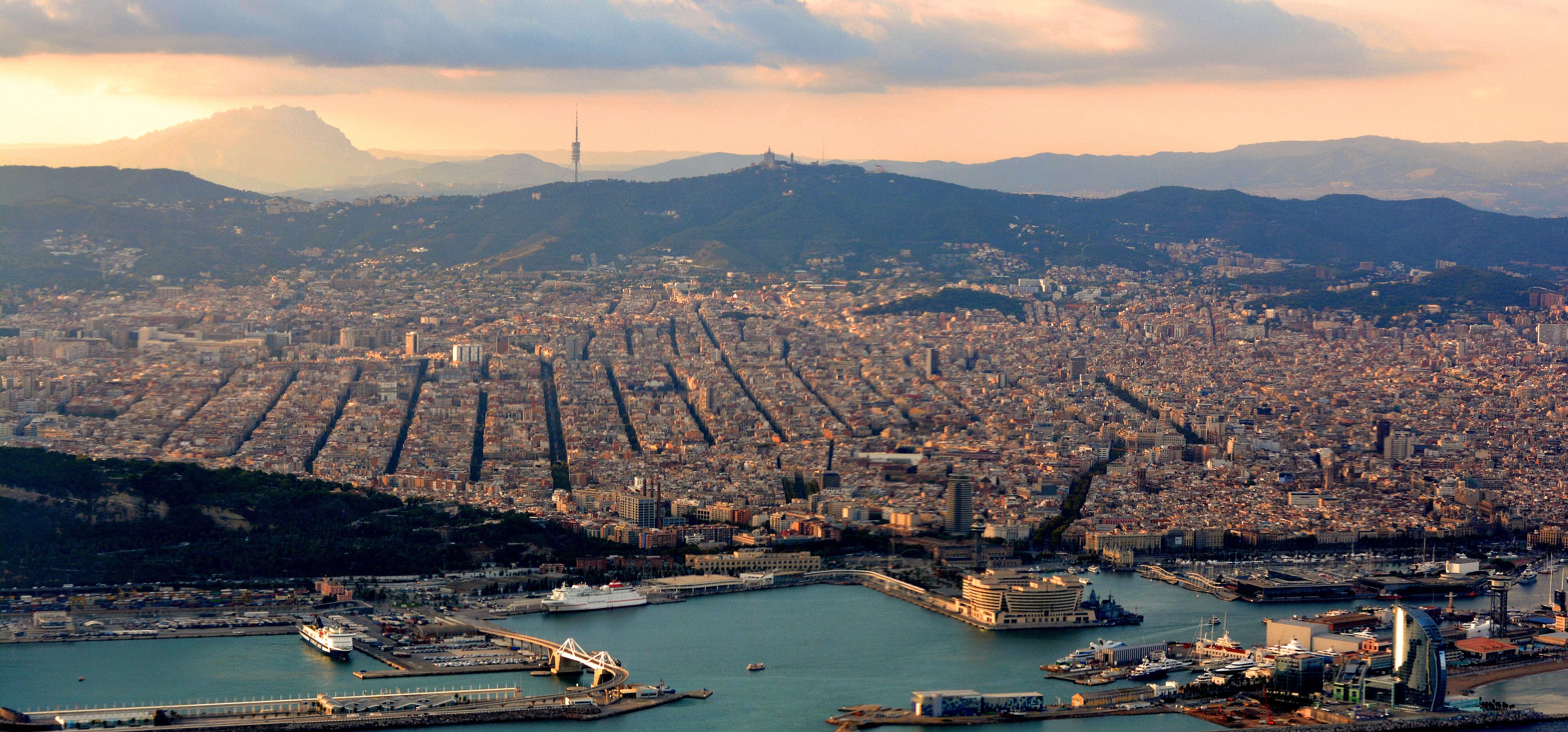 Photo: M McBey, CC BY 2.0, via Wikimedia Commons (https://commons.wikimedia.org/wiki/File:Evening_light_over_Barcelona.jpg)