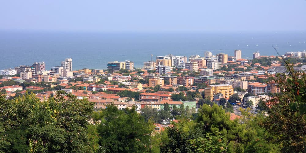 Photo: Alessandro Vecchi, CC BY-SA 3.0, via Wikimedia Commons (https://commons.wikimedia.org/wiki/File:Pesaro_panorama.jpg)