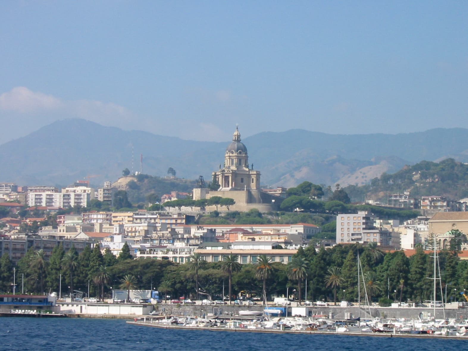 Photo: Alexander Hoernigk, CC BY 3.0, via Wikimedia Commons (https://commons.wikimedia.org/wiki/File:Messina_2003.JPG)