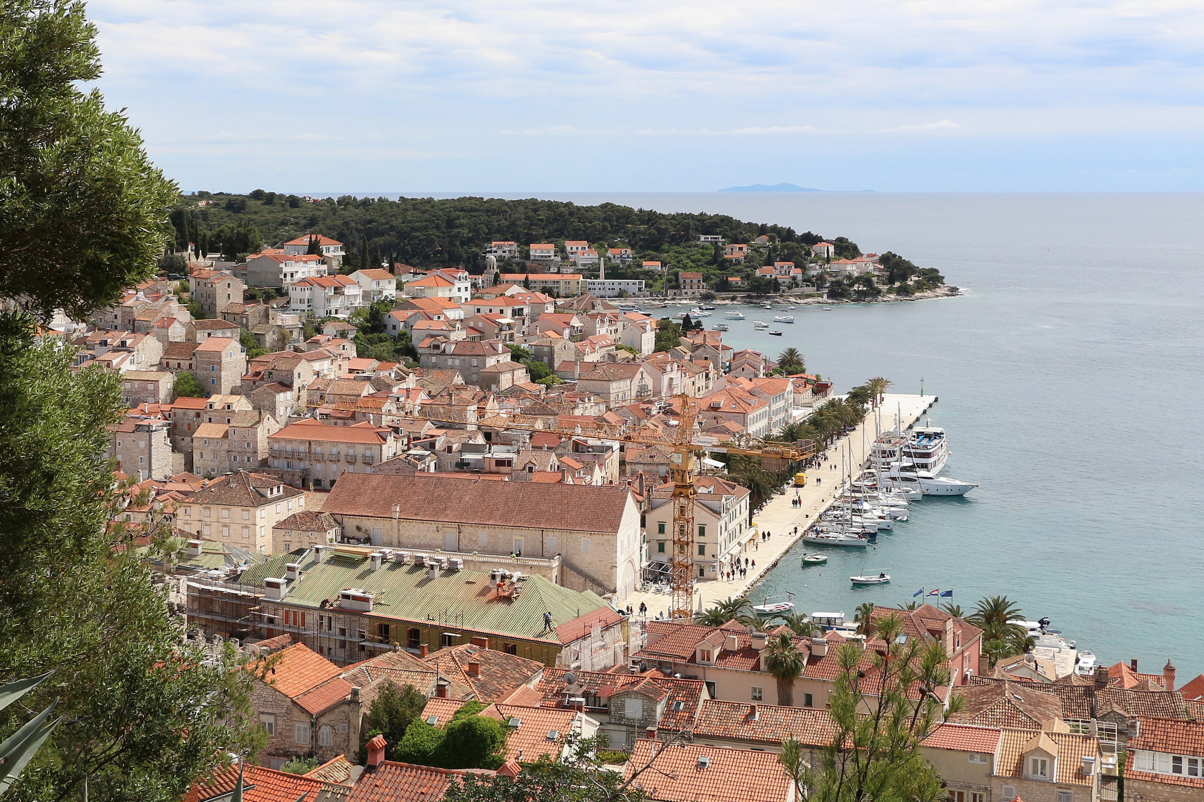 Photo: Bernard Gagnon, CC BY-SA 4.0, via Wikimedia Commons (https://commons.wikimedia.org/wiki/File:View_of_Hvar_02.jpg)