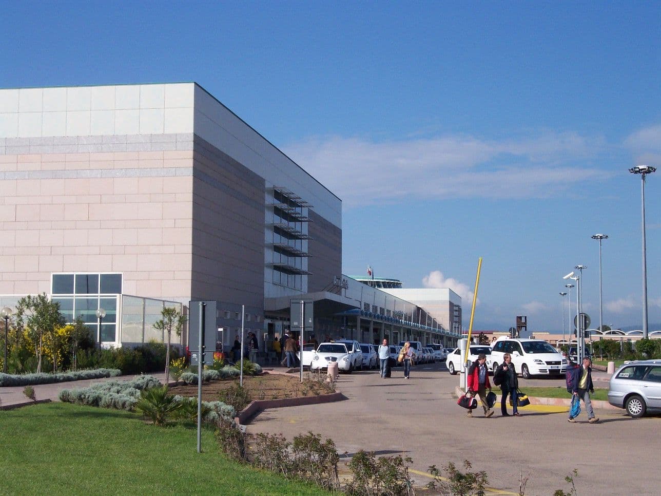 Photo: unknown author, CC BY-SA 3.0, via Wikimedia Commons (https://commons.wikimedia.org/wiki/File:Aeroporto_Olbia_Costa_Smeralda_Taxistand.jpg)