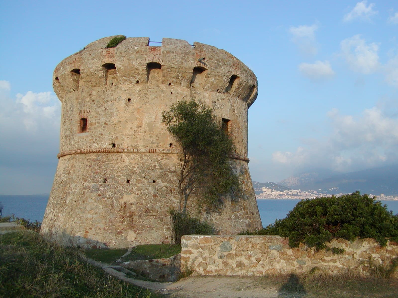 Photo: unknown author, CC BY-SA 3.0, via Wikimedia Commons (https://commons.wikimedia.org/wiki/File:Torra_di_Capiteddu.JPG)