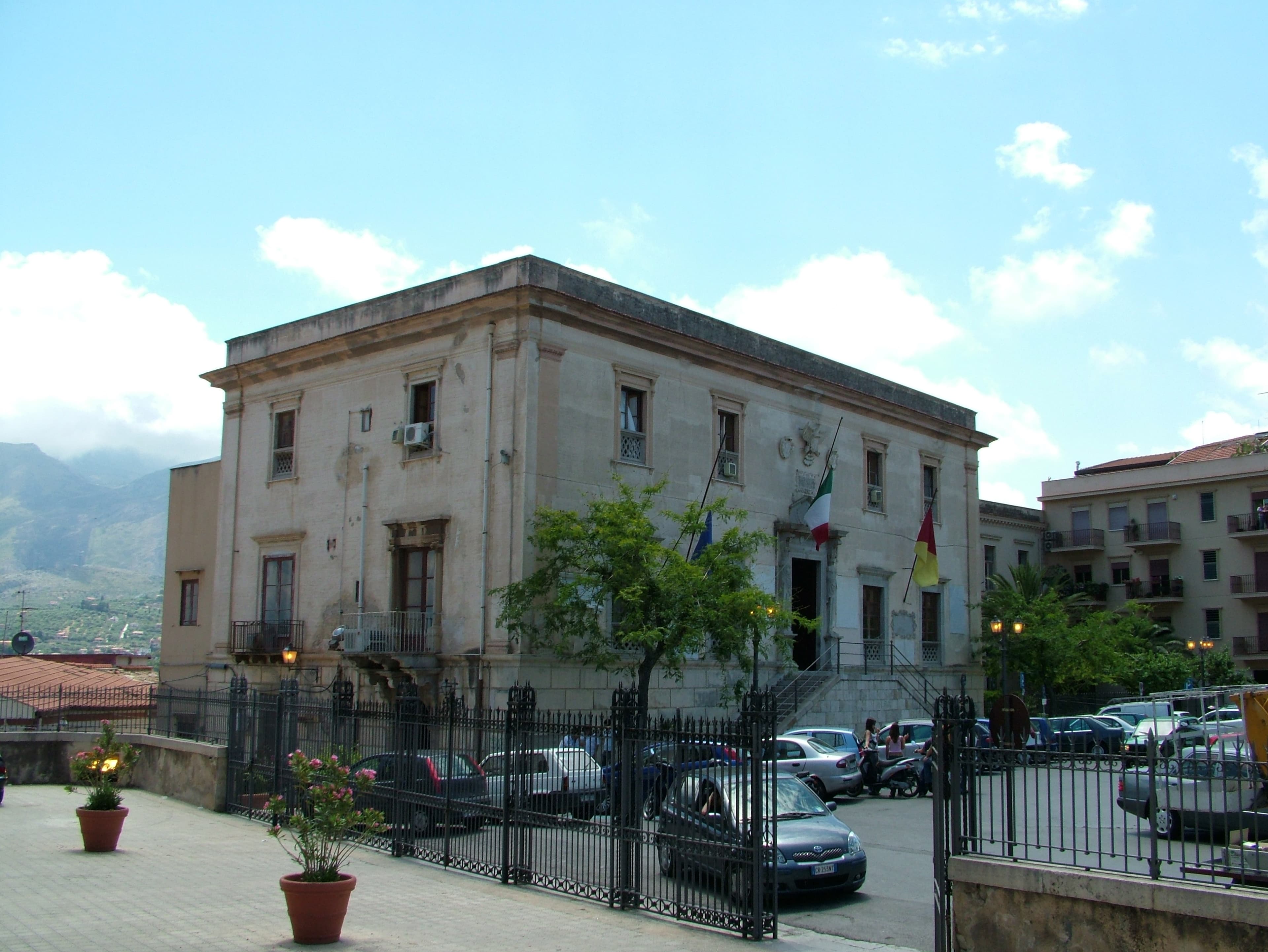 Photo: Clemensfranz, CC BY 2.5, via Wikimedia Commons (https://commons.wikimedia.org/wiki/File:Termini_Imerese_Stadthaus.jpg)