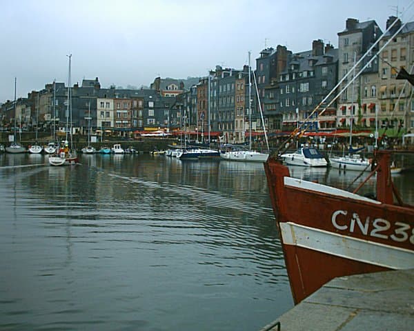 Photo: Gregory Deryckère, CC BY 2.5, via Wikimedia Commons (https://commons.wikimedia.org/wiki/File:Port_de_Honfleur_-_Vieux_Port.jpg)